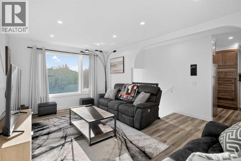 Single Family House Bi-level for Sale in  Bernard Close NW Beddington Heights Calgary 