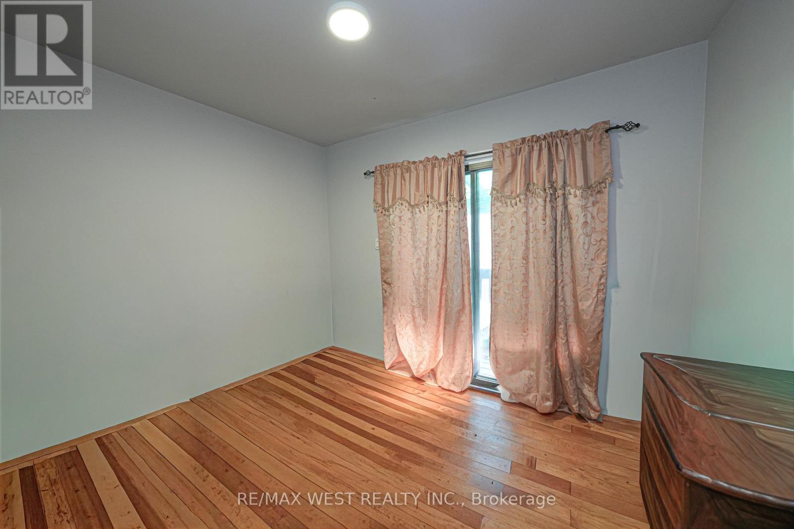 812 KENNEDY ROAD - 12