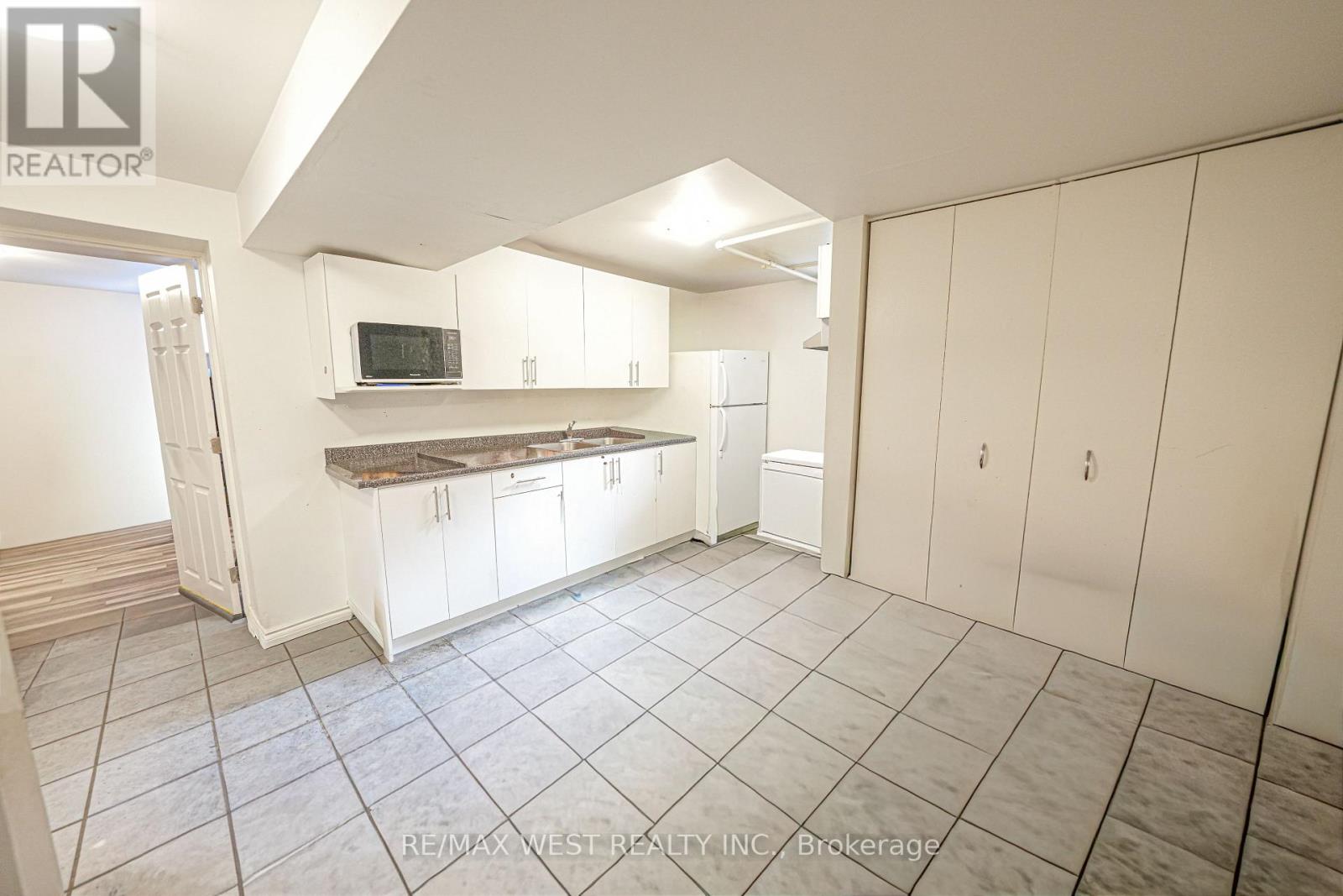 812 KENNEDY ROAD - 20
