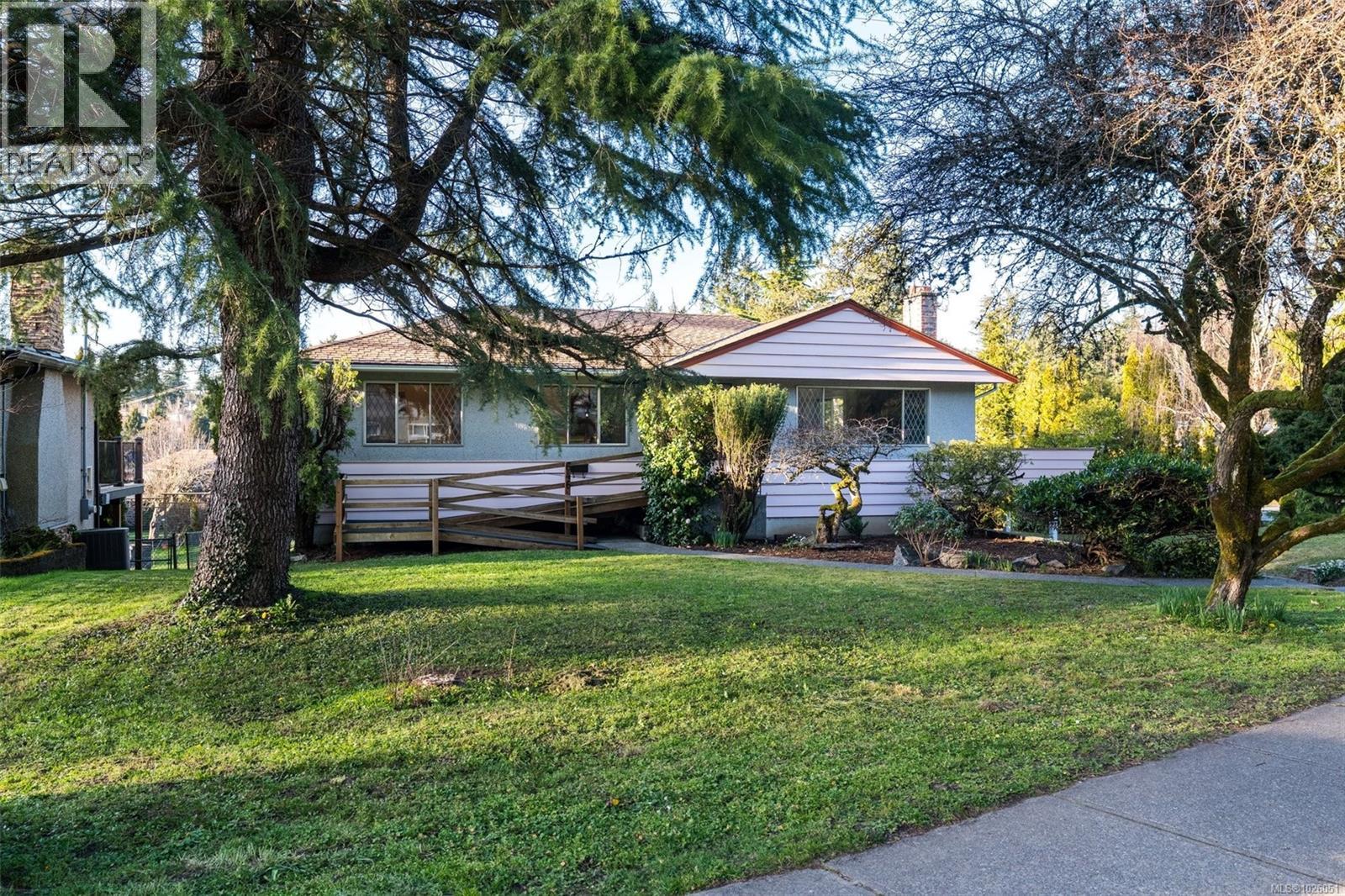  646 Ridgebank Crescent, Saanich