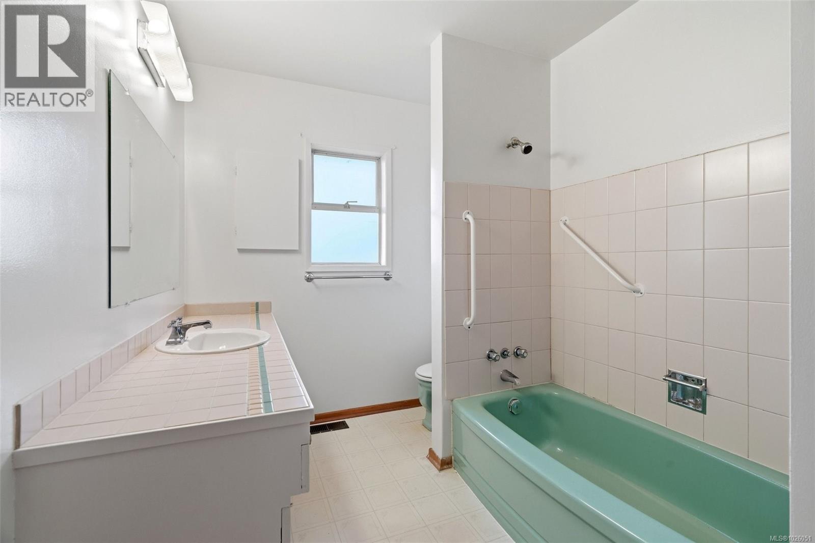  646 Ridgebank Crescent, Saanich