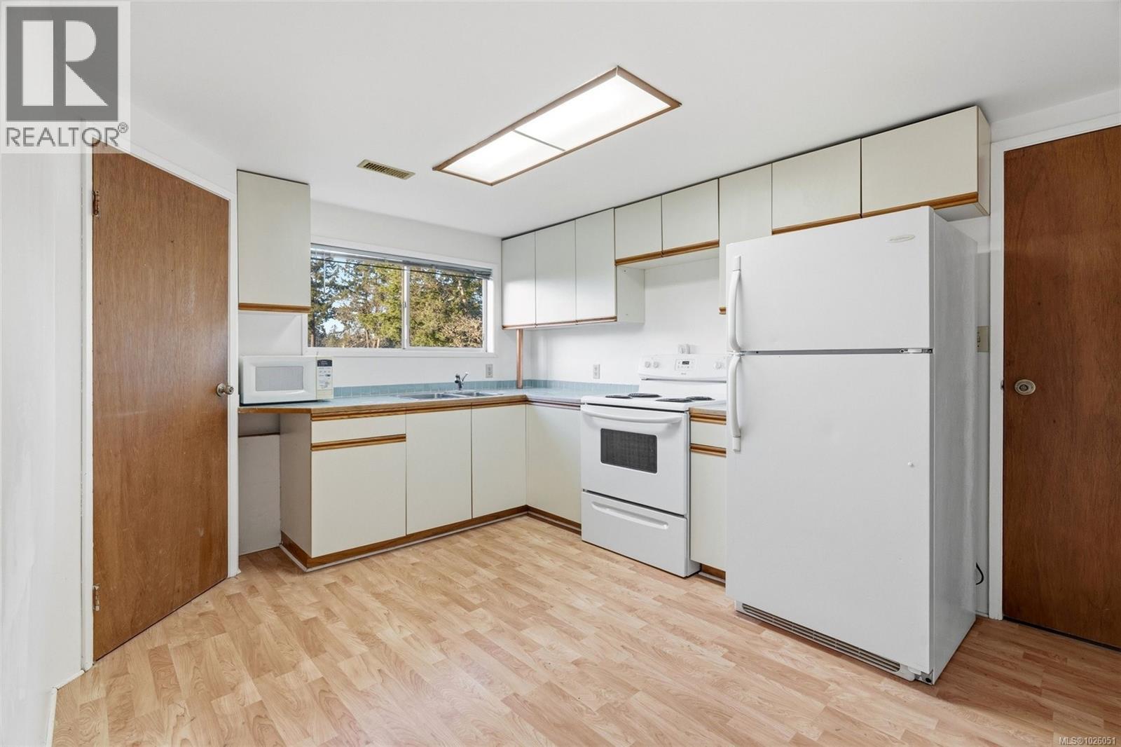  646 Ridgebank Crescent, Saanich