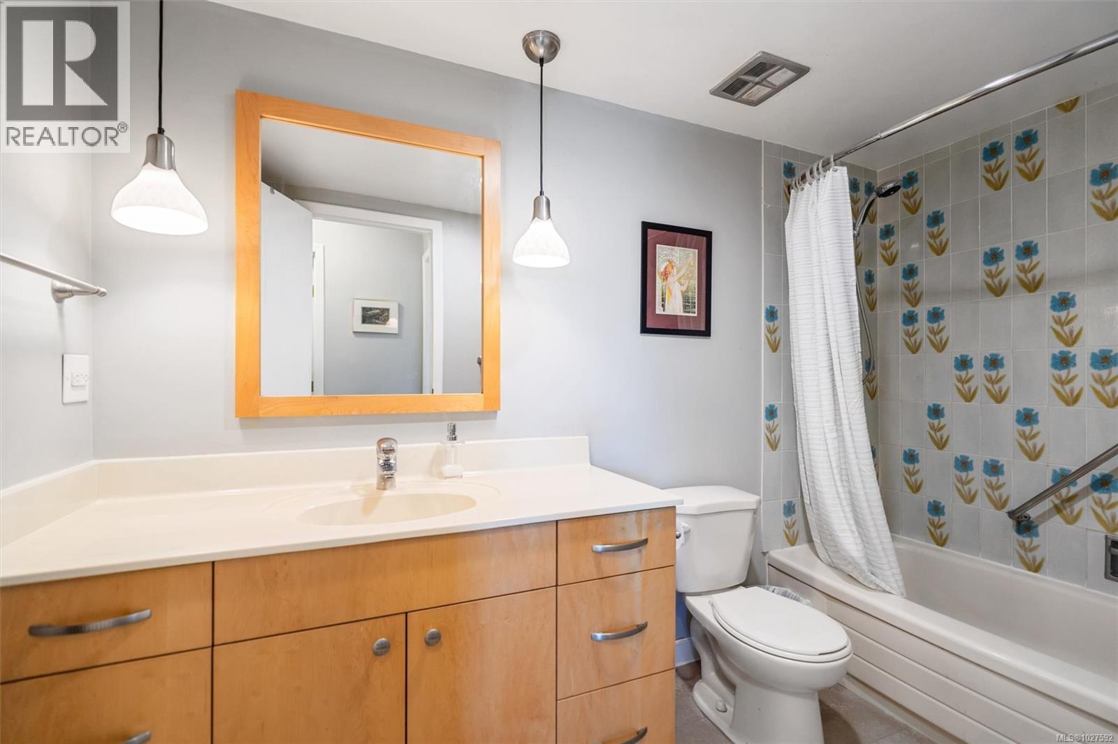 301 1725 Cedar Hill Cross Road, Saanich