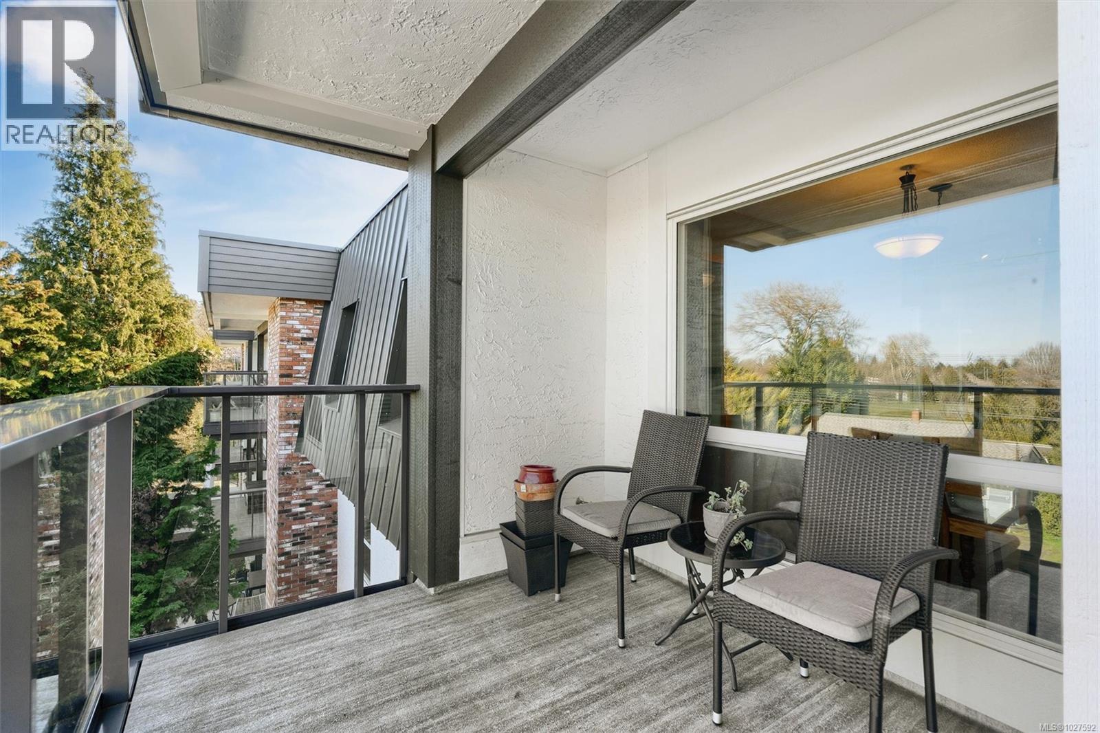 301 1725 Cedar Hill Cross Road, Saanich