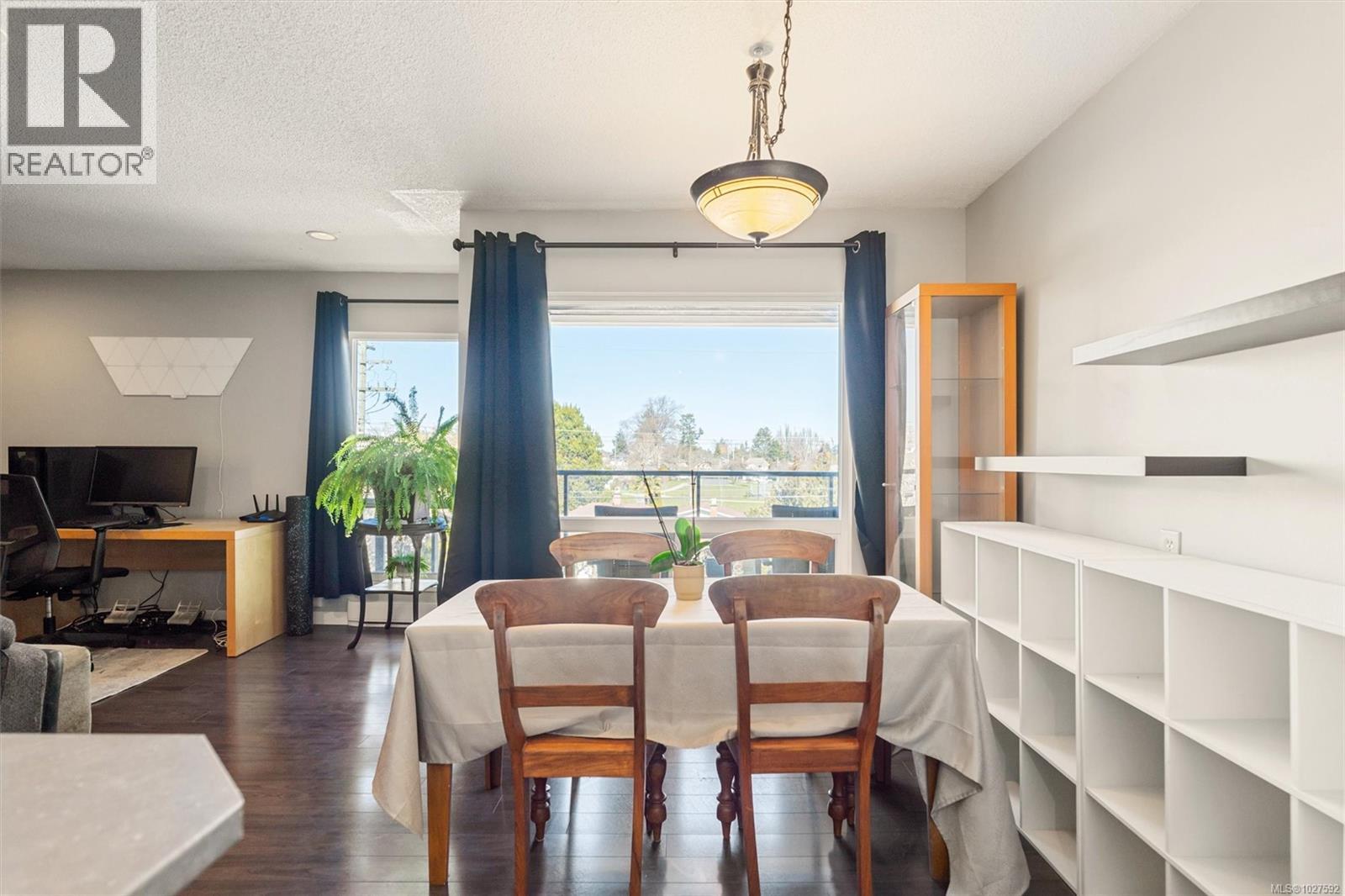 301 1725 Cedar Hill Cross Road, Saanich