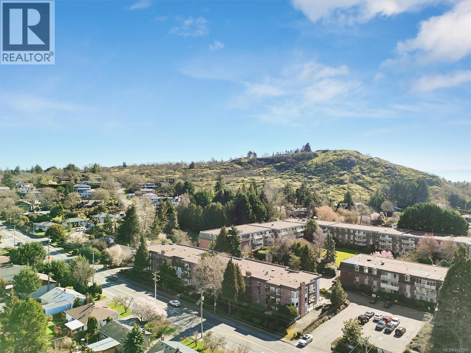 301 1725 Cedar Hill Cross Road, Saanich