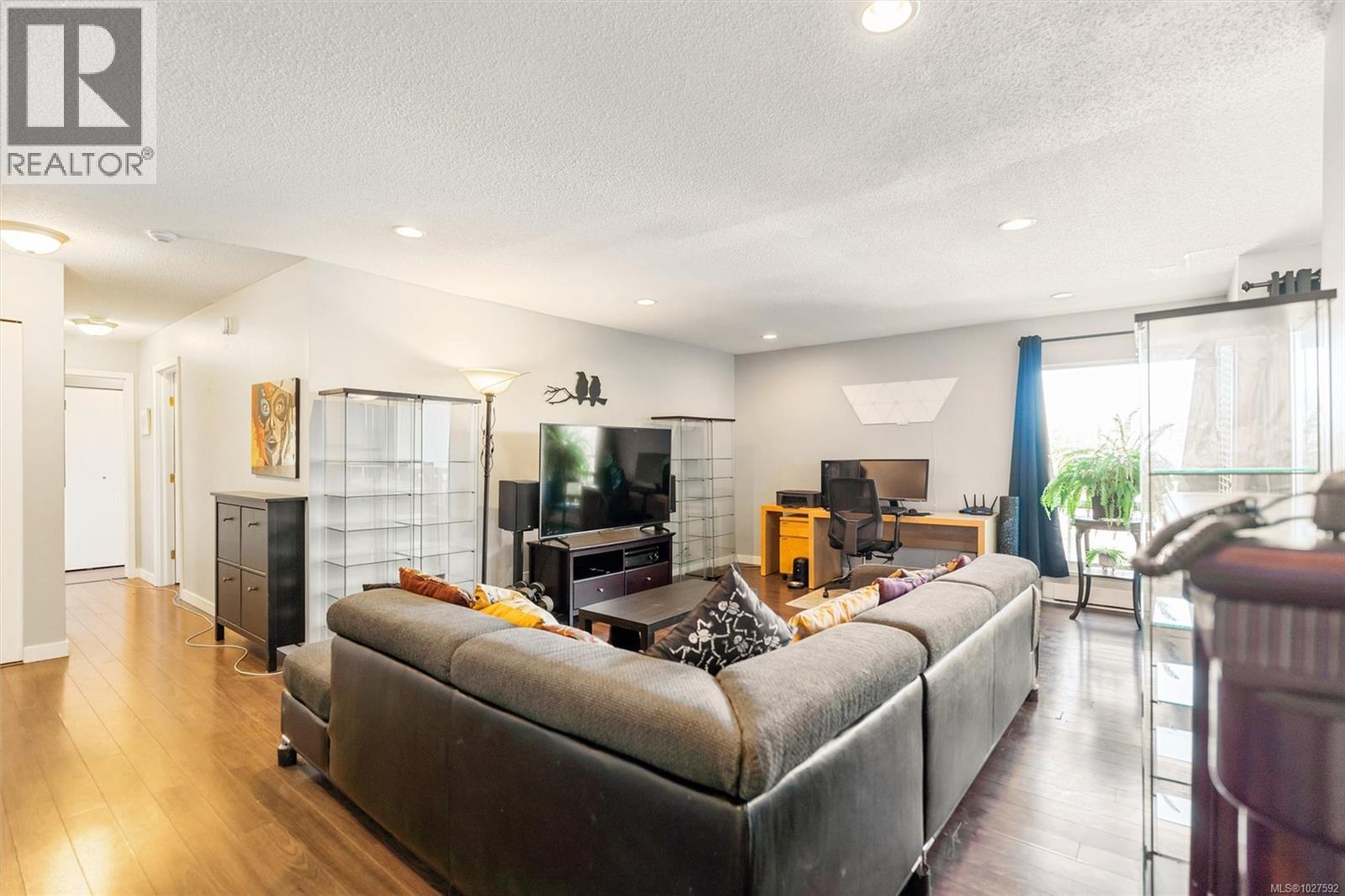 301 1725 Cedar Hill Cross Road, Saanich