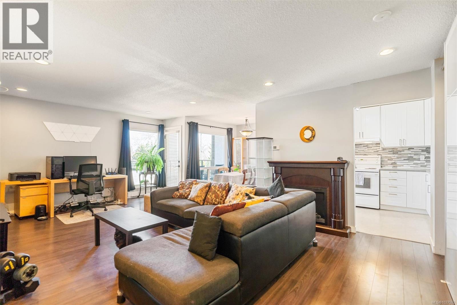 301 1725 Cedar Hill Cross Road, Saanich