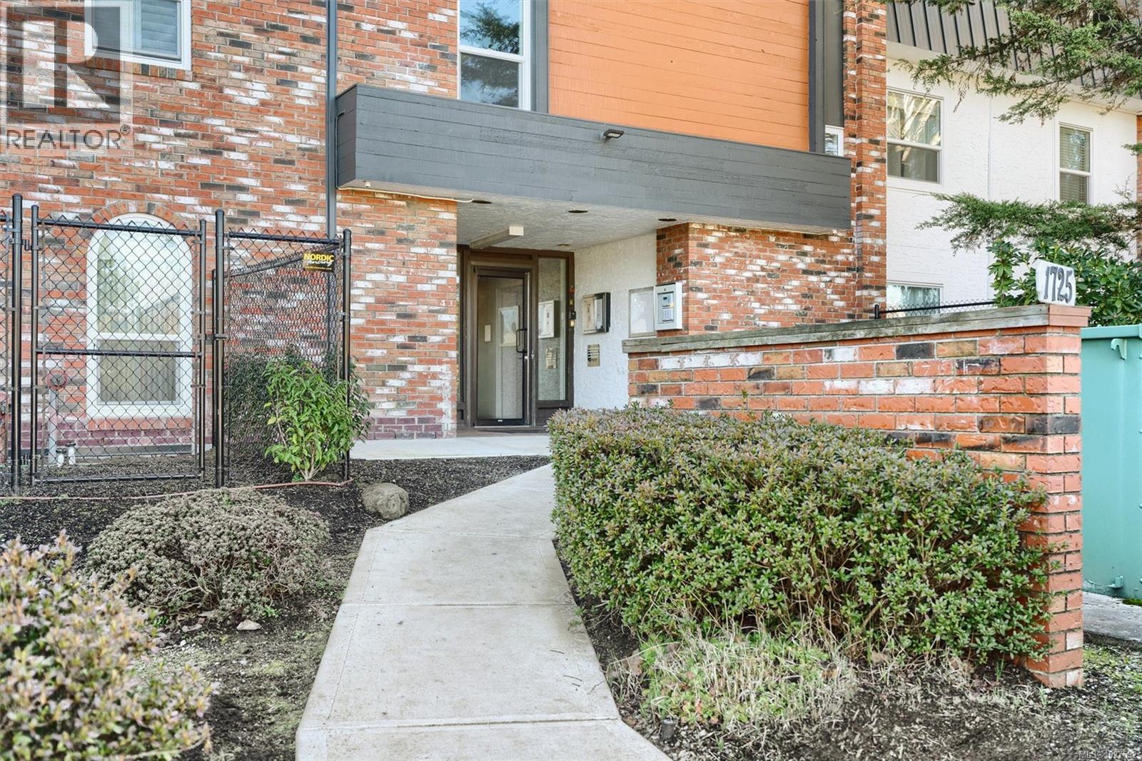 301 1725 Cedar Hill Cross Road, Saanich