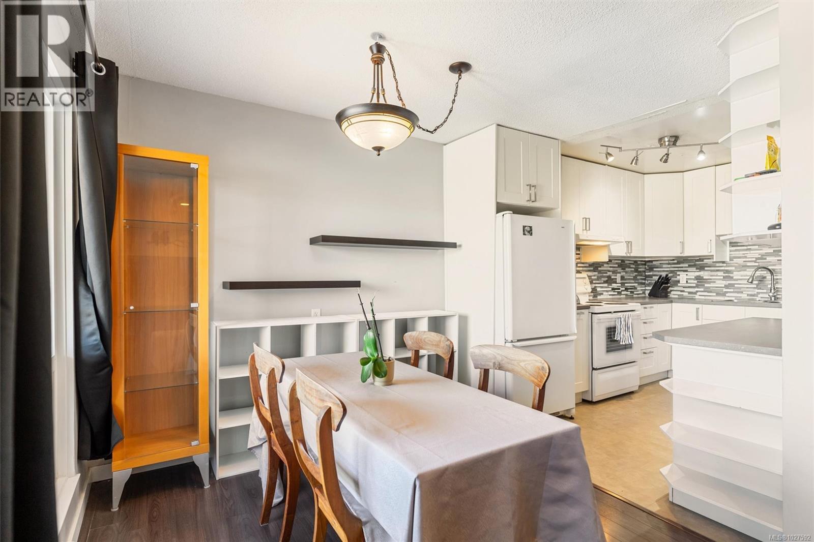 301 1725 Cedar Hill Cross Road, Saanich