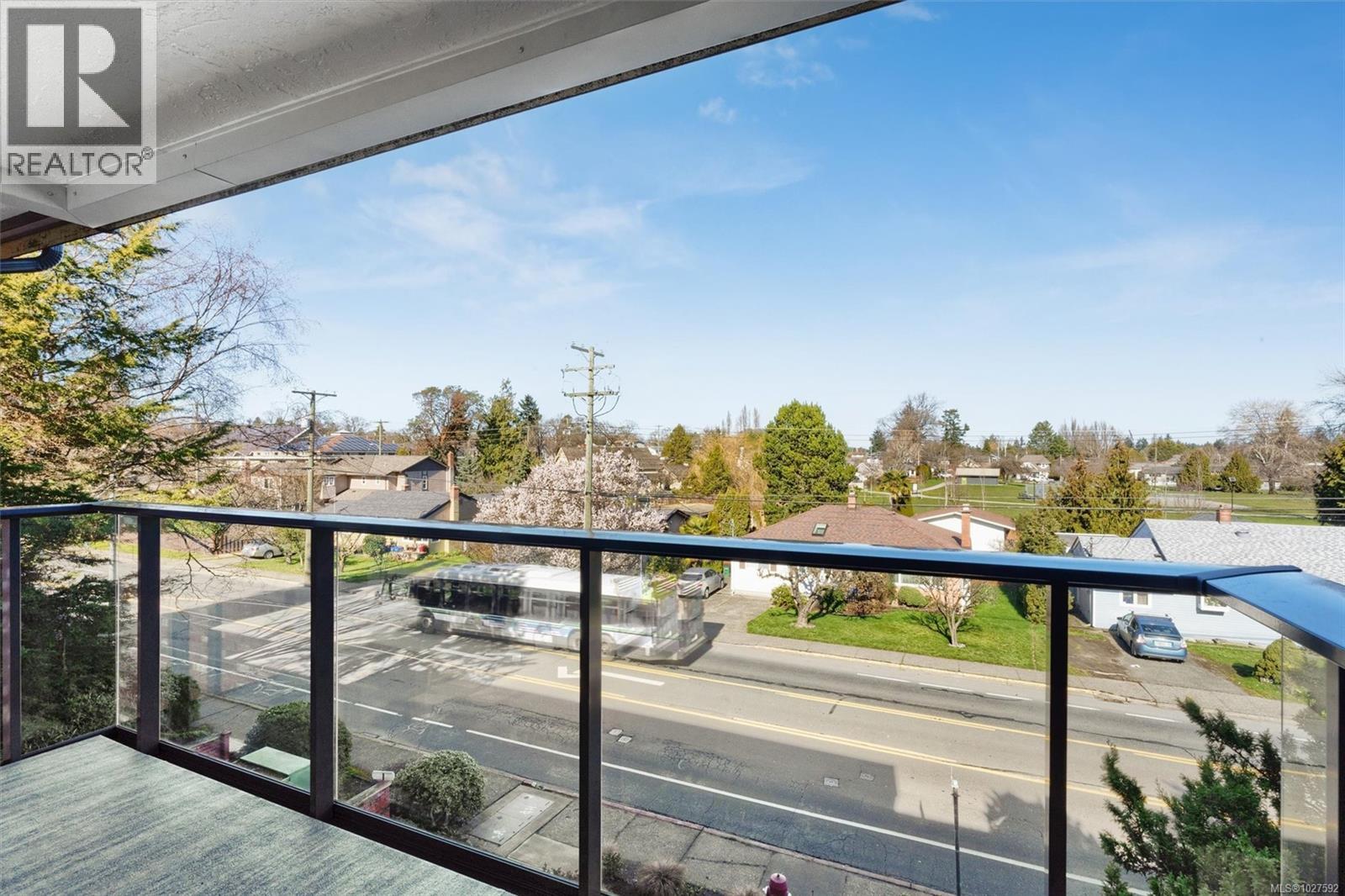 301 1725 Cedar Hill Cross Road, Saanich