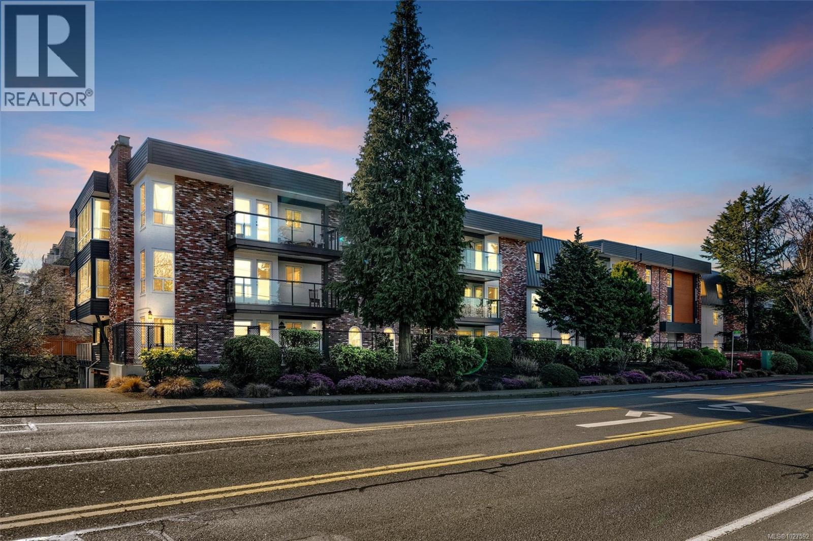 301 1725 Cedar Hill Cross Road, Saanich