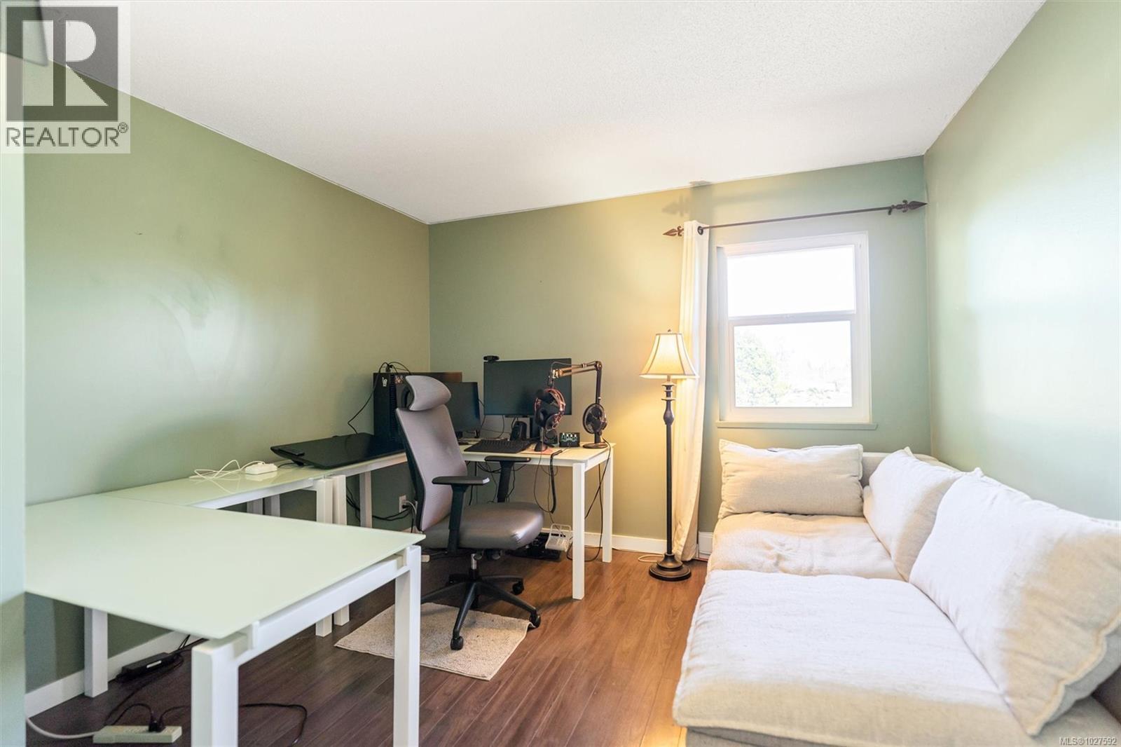 301 1725 Cedar Hill Cross Road, Saanich