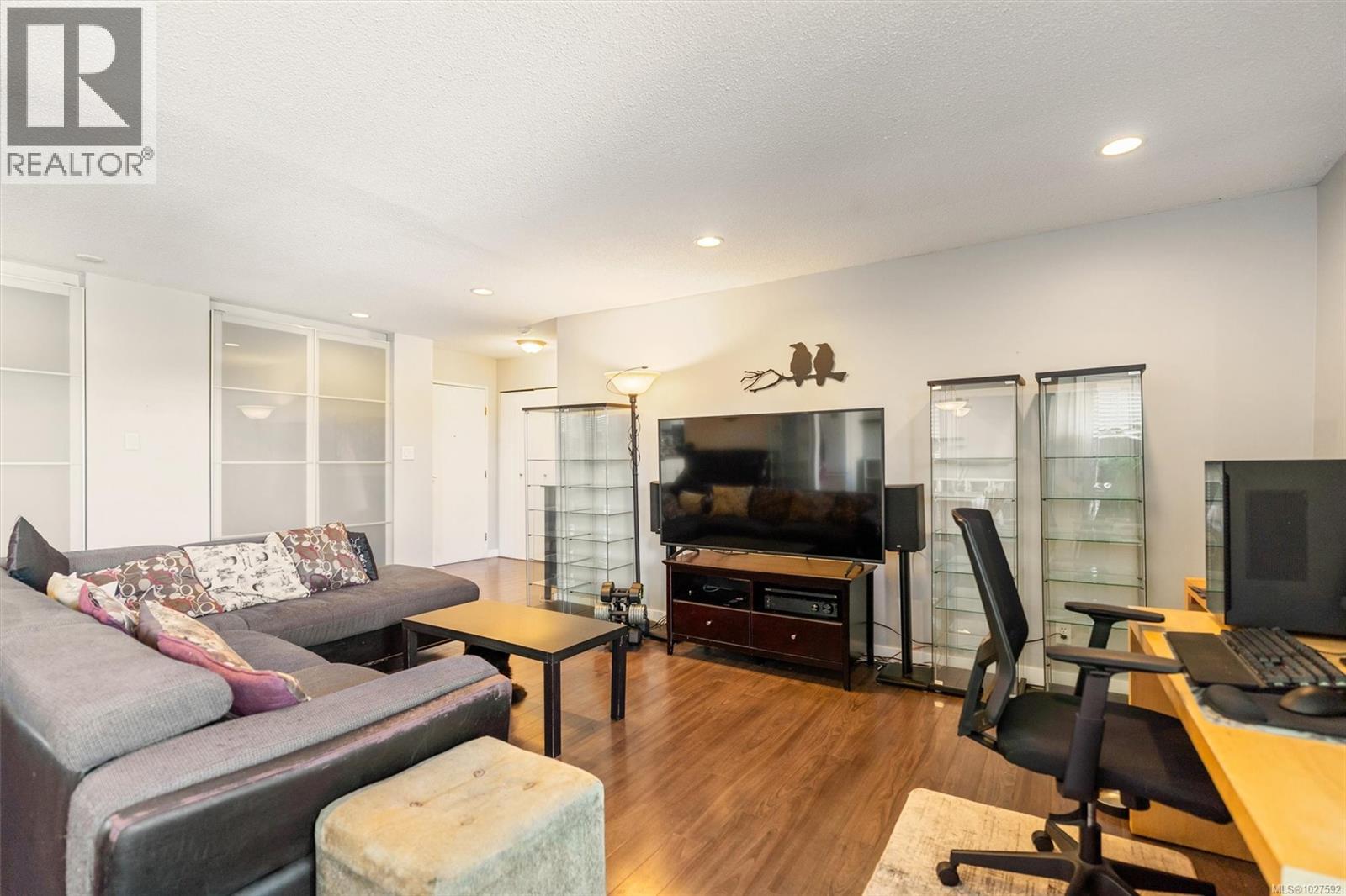 301 1725 Cedar Hill Cross Road, Saanich