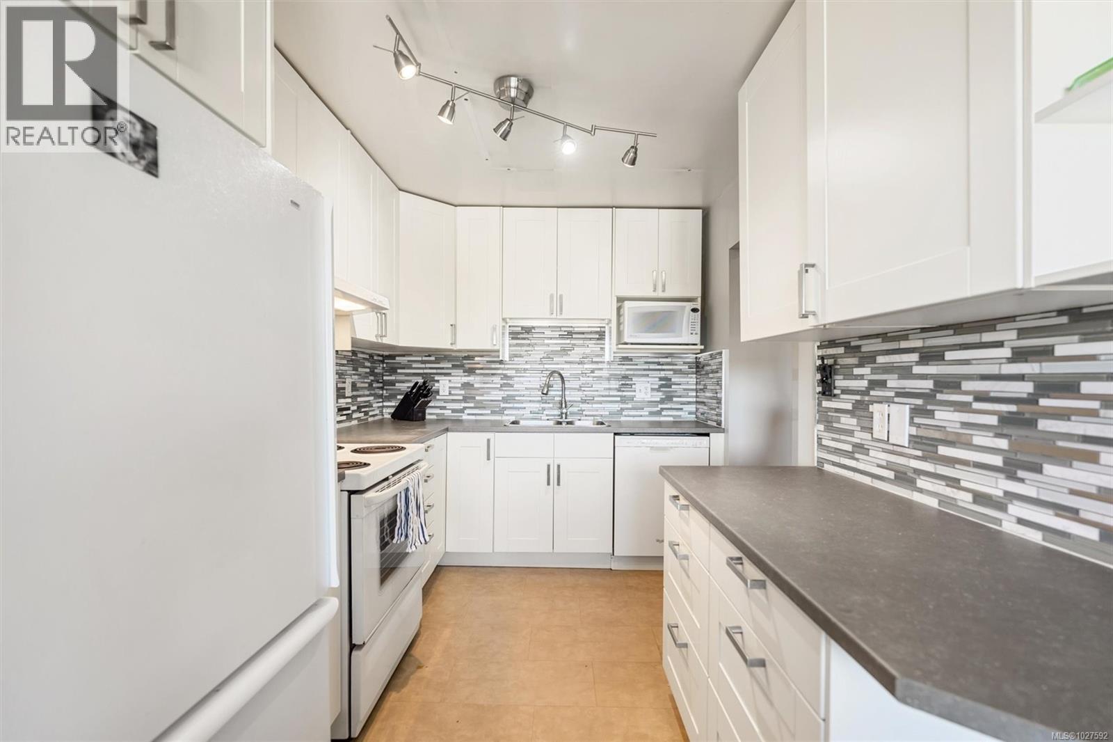 301 1725 Cedar Hill Cross Road, Saanich