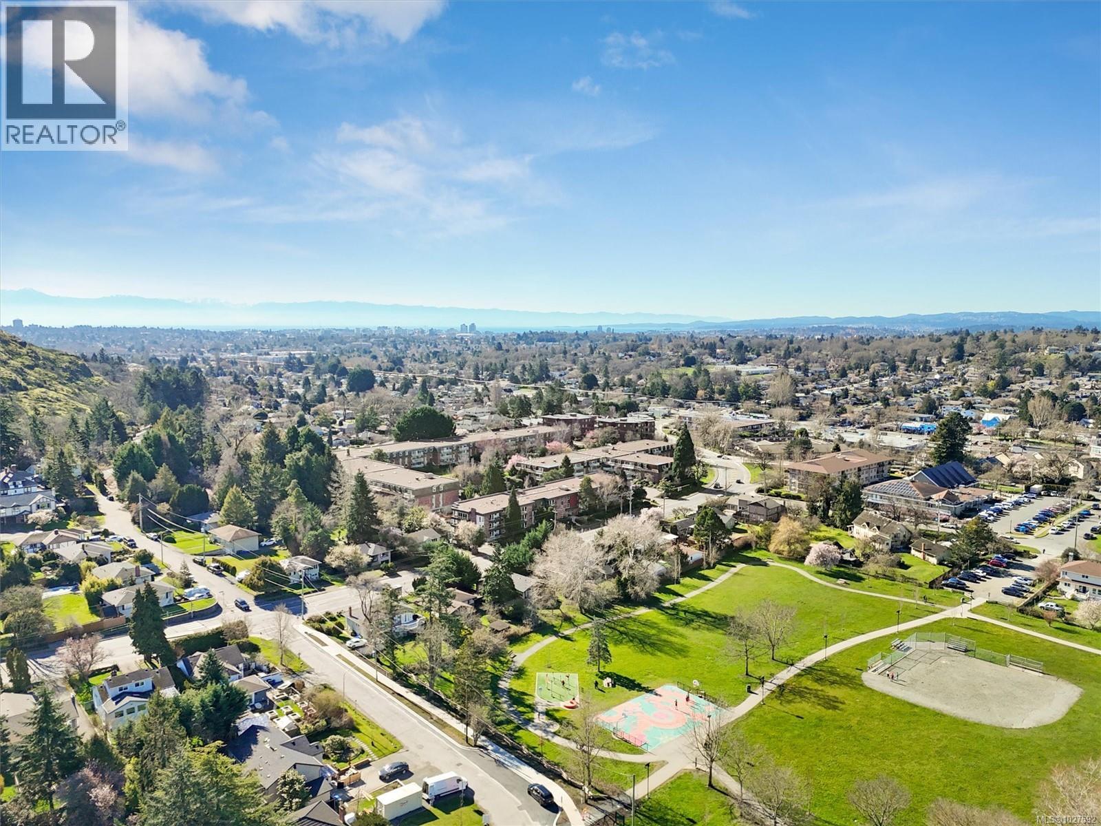 301 1725 Cedar Hill Cross Road, Saanich