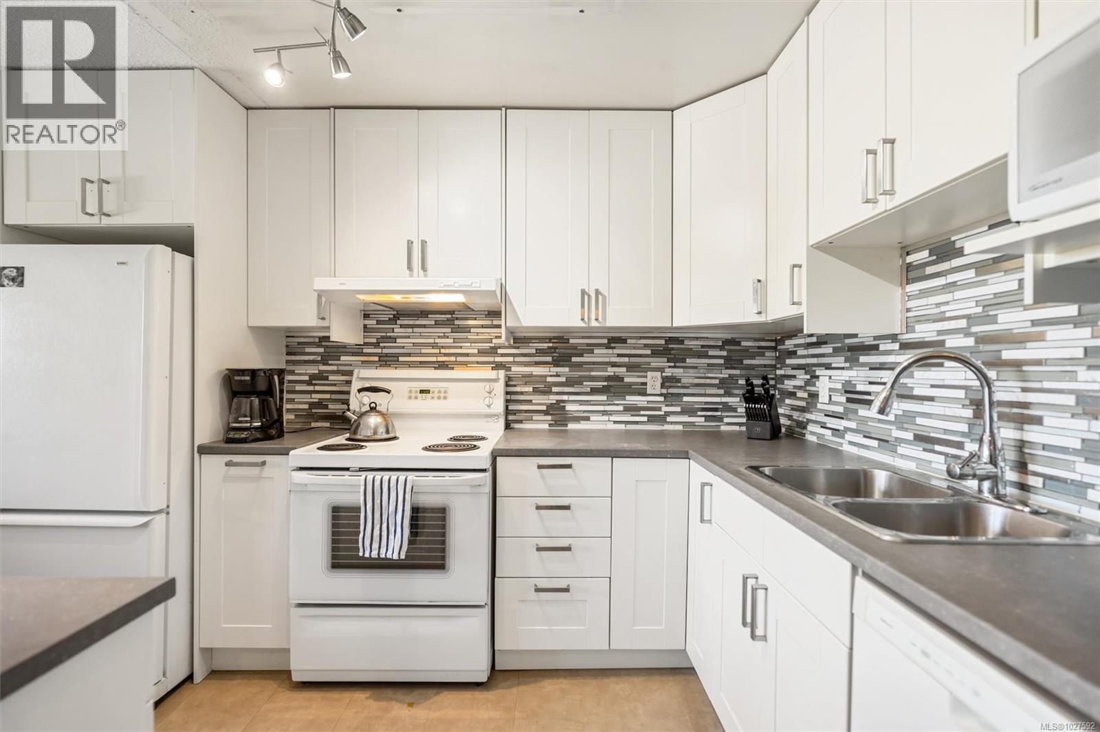 301 1725 Cedar Hill Cross Road, Saanich