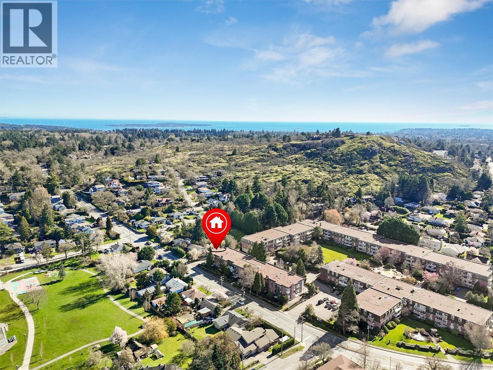 301 1725 Cedar Hill Cross Road, Saanich