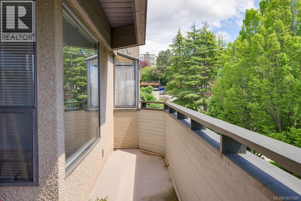 402 3274 Glasgow Avenue, Saanich