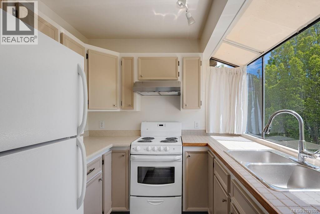 402 3274 Glasgow Avenue, Saanich