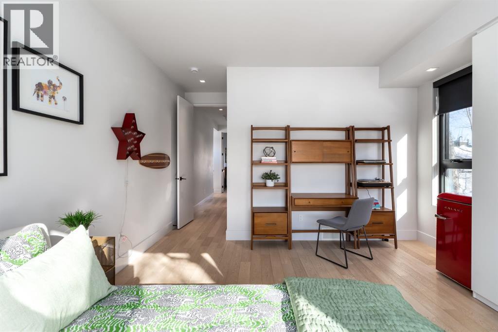 Single Family House for Sale in  Cliffe Avenue SW Elboya Calgary 