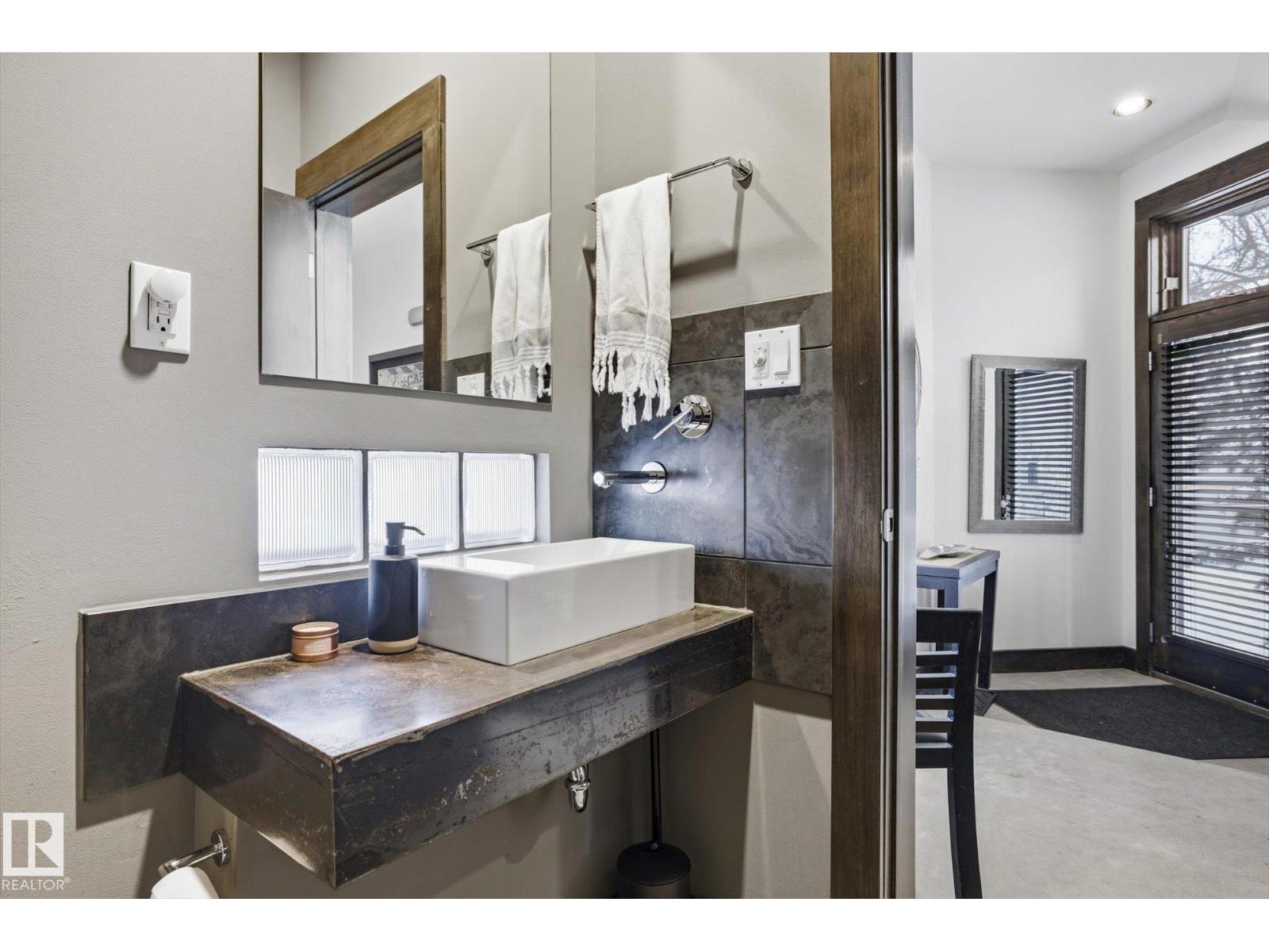 9012 98 ST NW, Edmonton