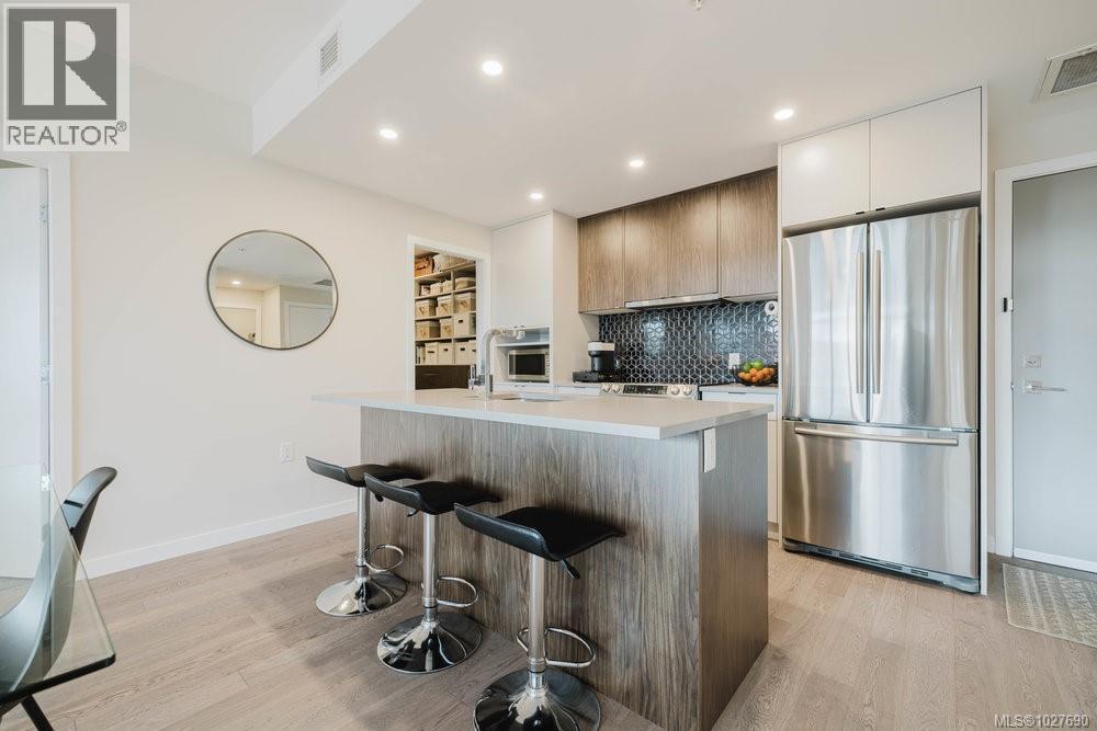 210 881 Short Street, Saanich