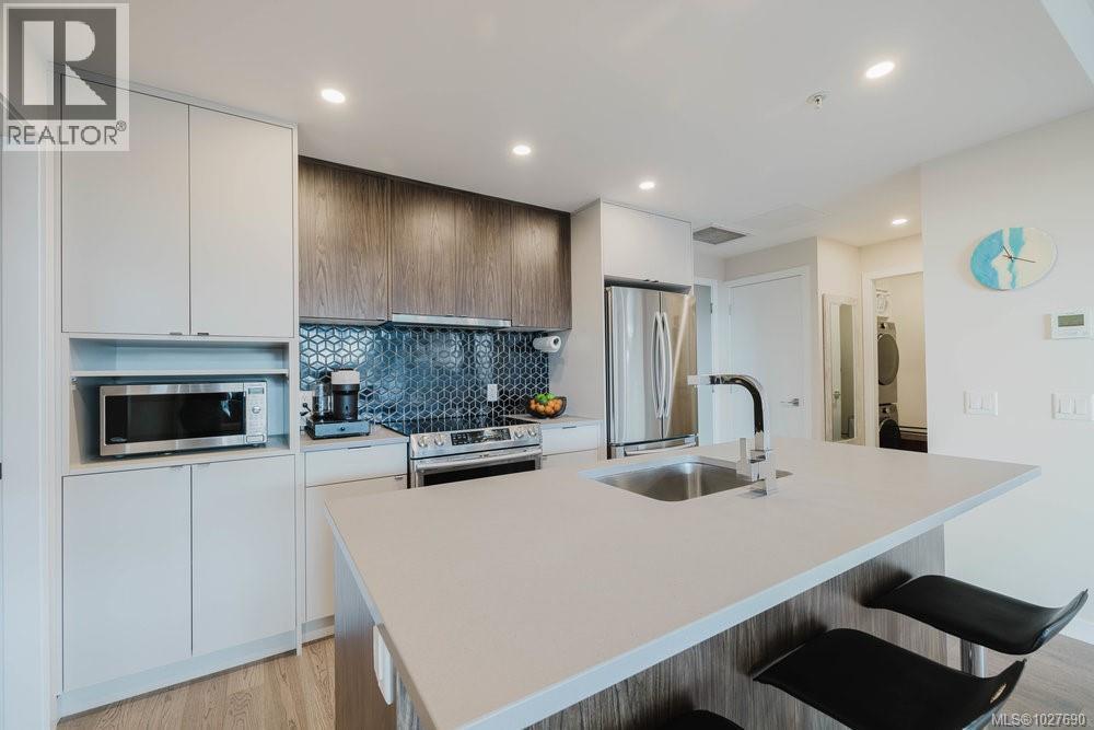 210 881 Short Street, Saanich