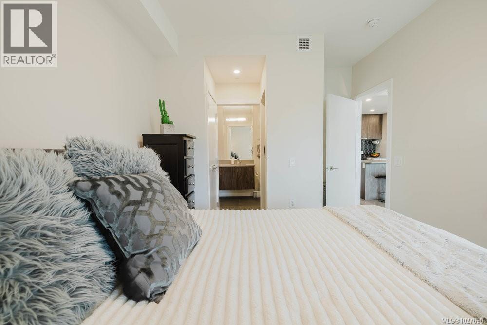 210 881 Short Street, Saanich