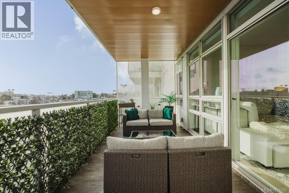 210 881 Short Street, Saanich