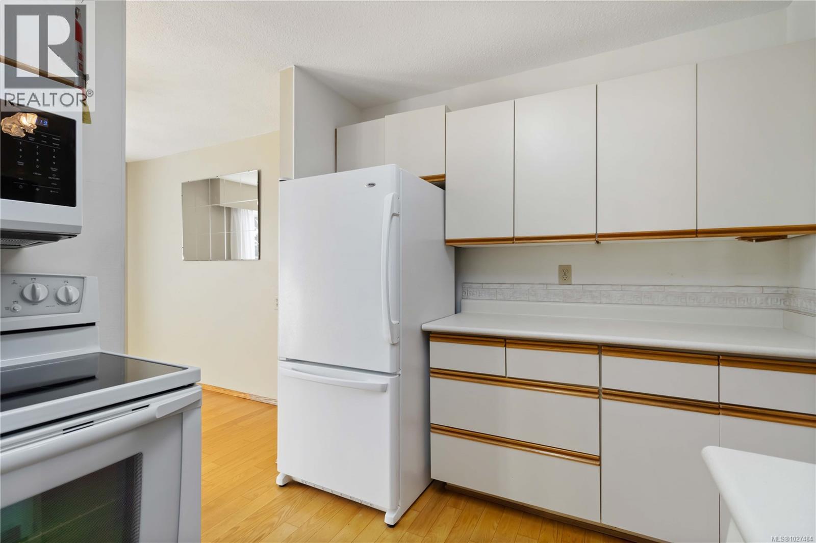 303 853 Selkirk Avenue, Esquimalt