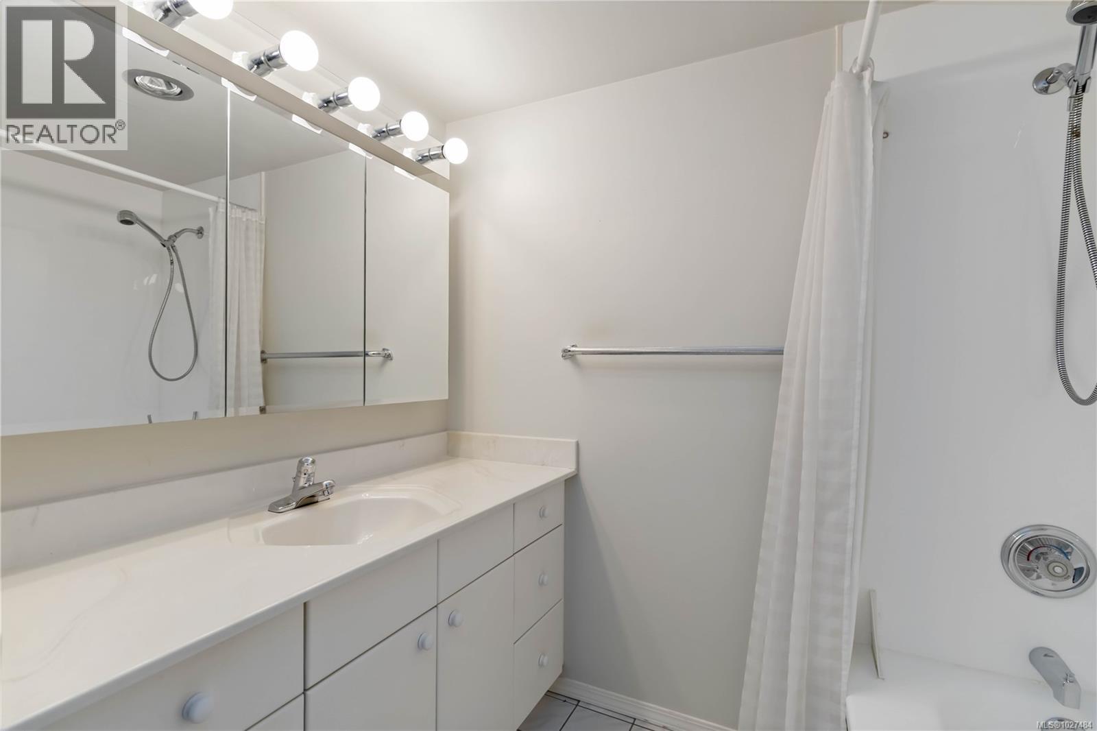 303 853 Selkirk Avenue, Esquimalt