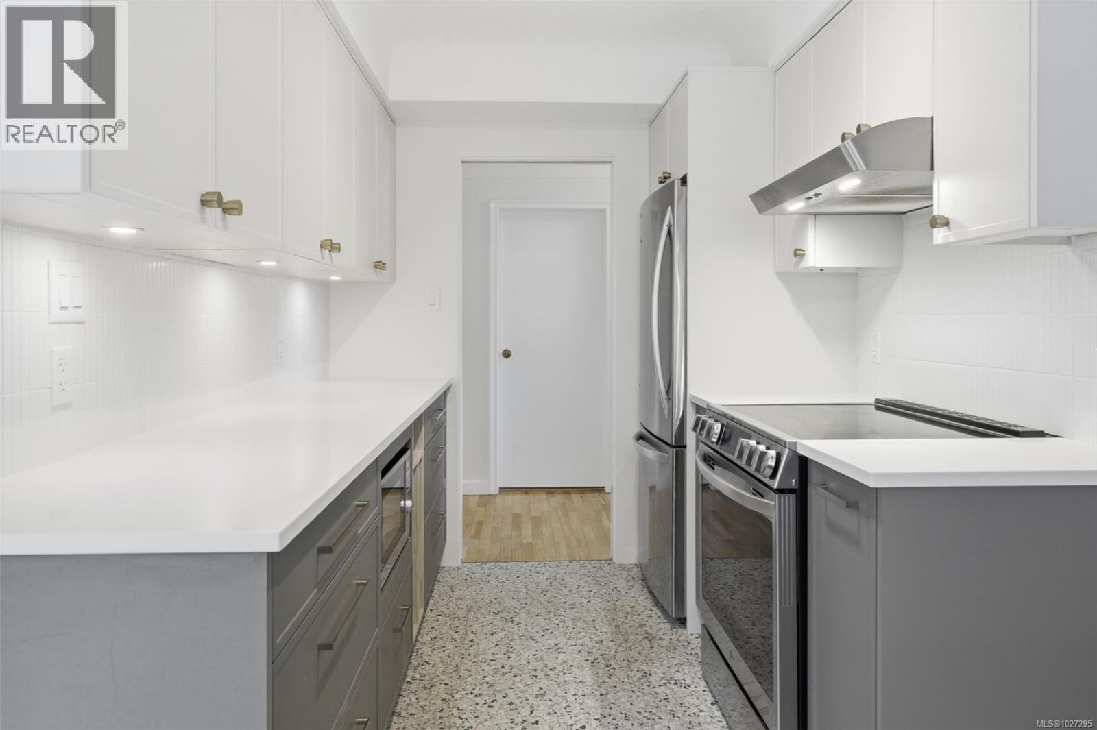  2450 Cadboro Bay Road, Oak Bay