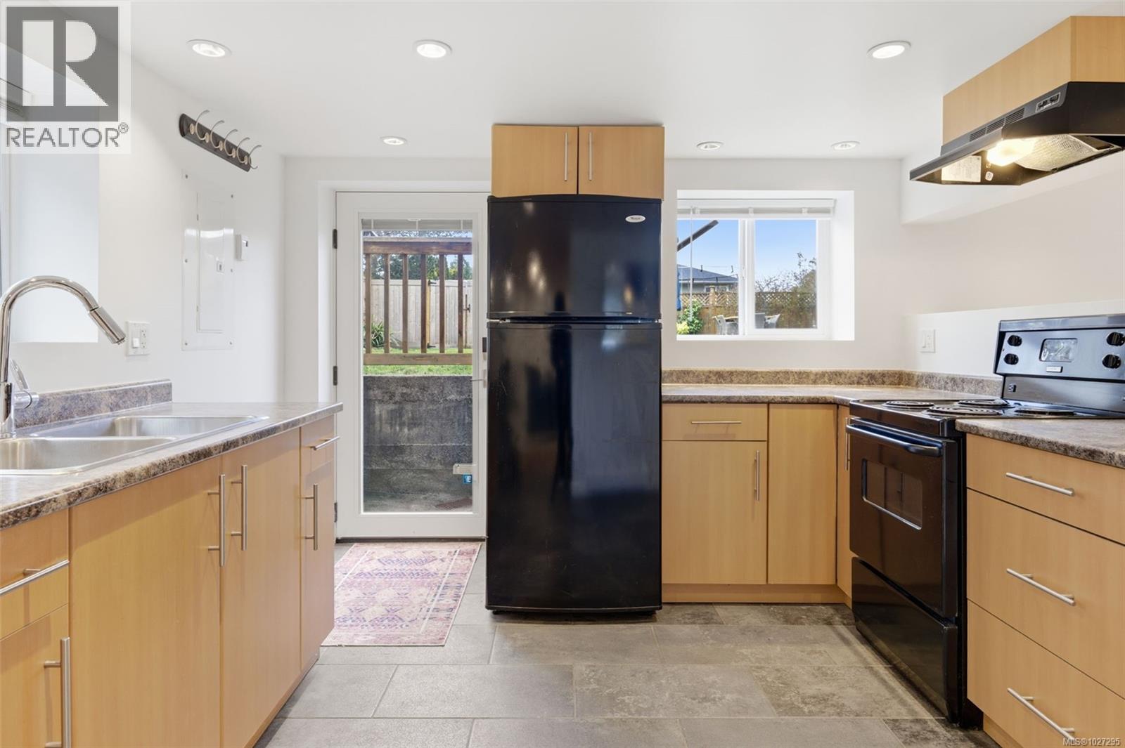  2450 Cadboro Bay Road, Oak Bay