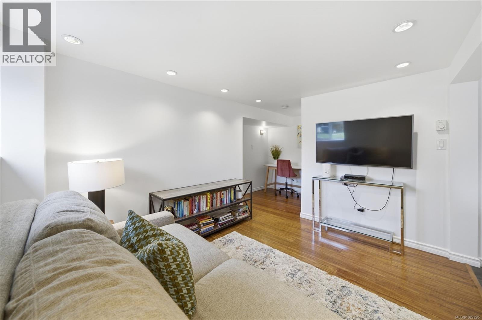  2450 Cadboro Bay Road, Oak Bay