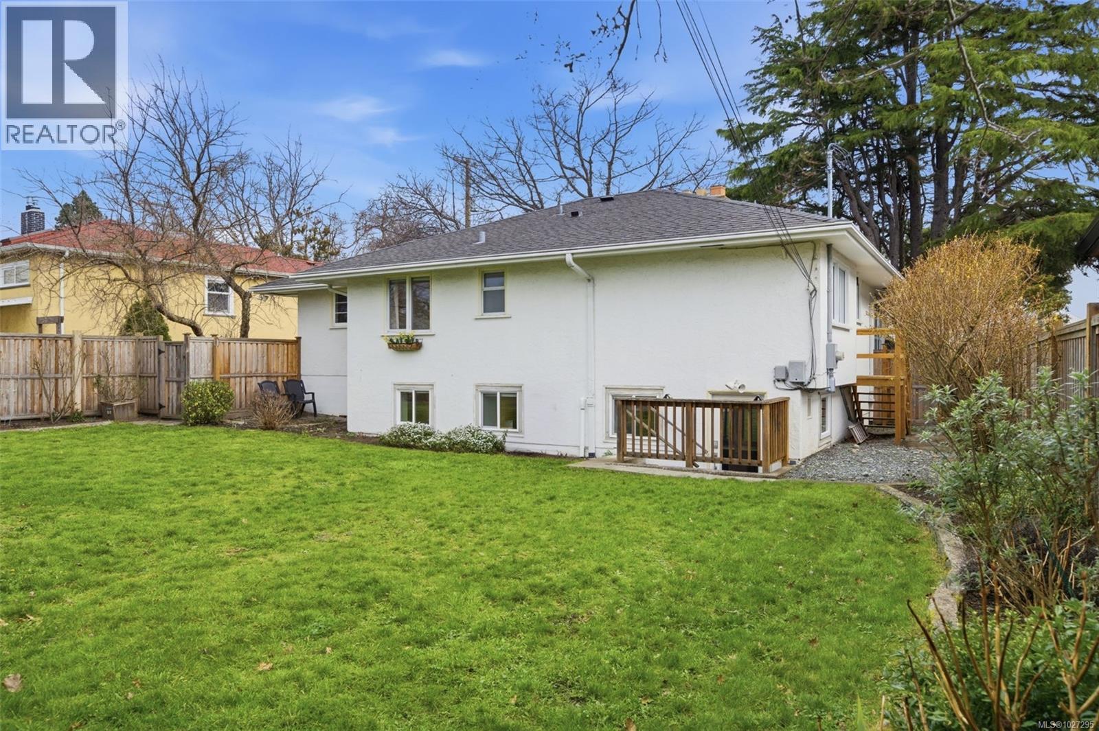  2450 Cadboro Bay Road, Oak Bay