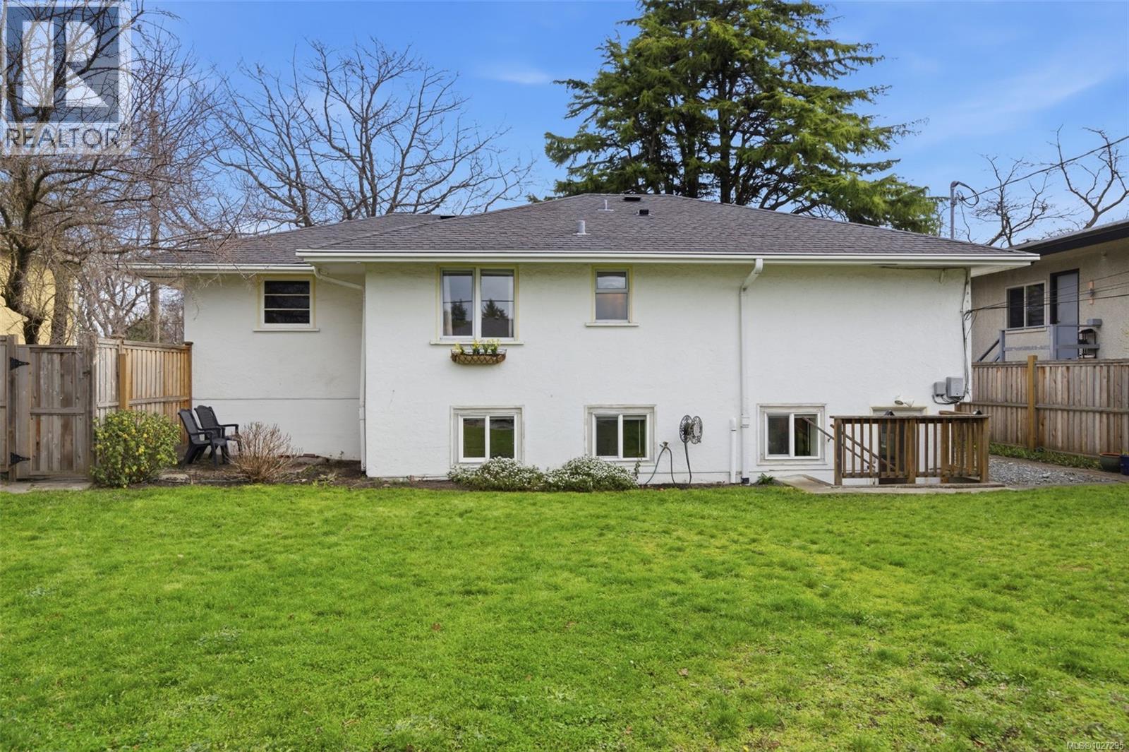  2450 Cadboro Bay Road, Oak Bay