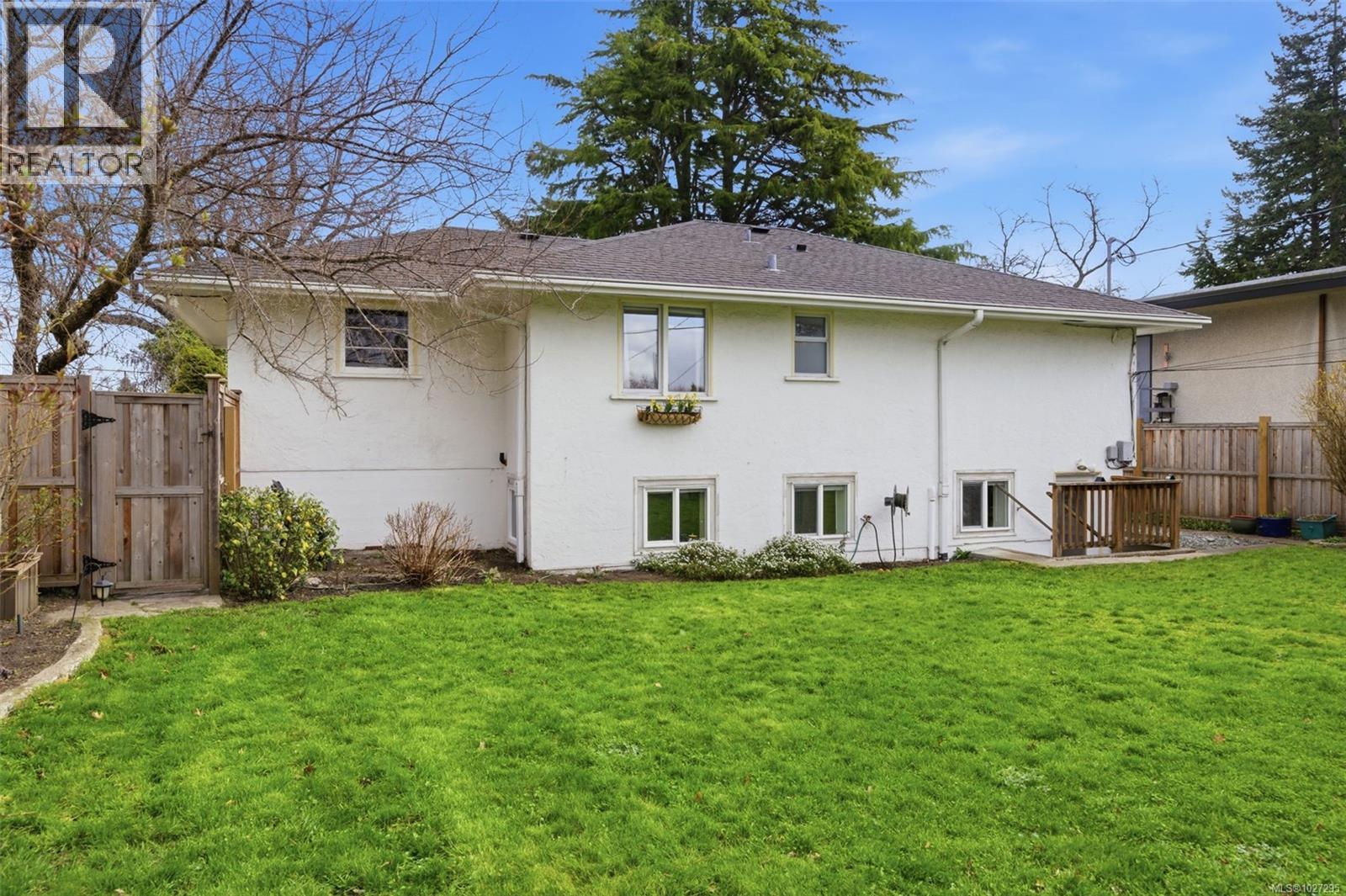  2450 Cadboro Bay Road, Oak Bay