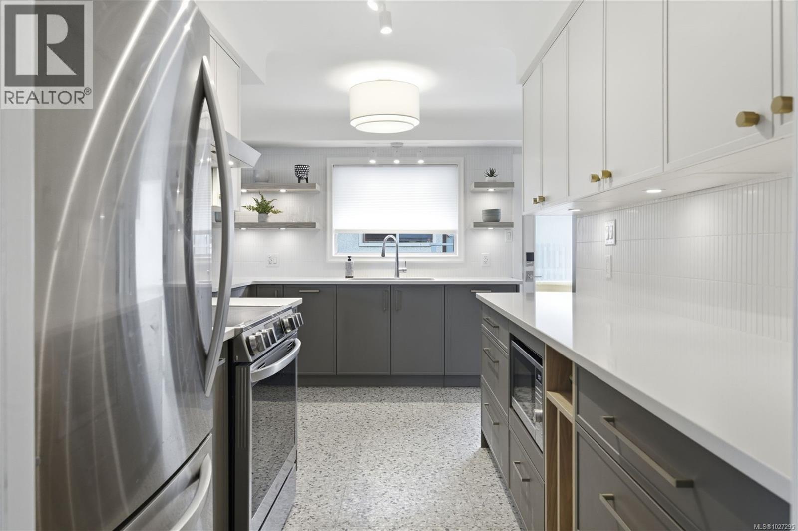  2450 Cadboro Bay Road, Oak Bay