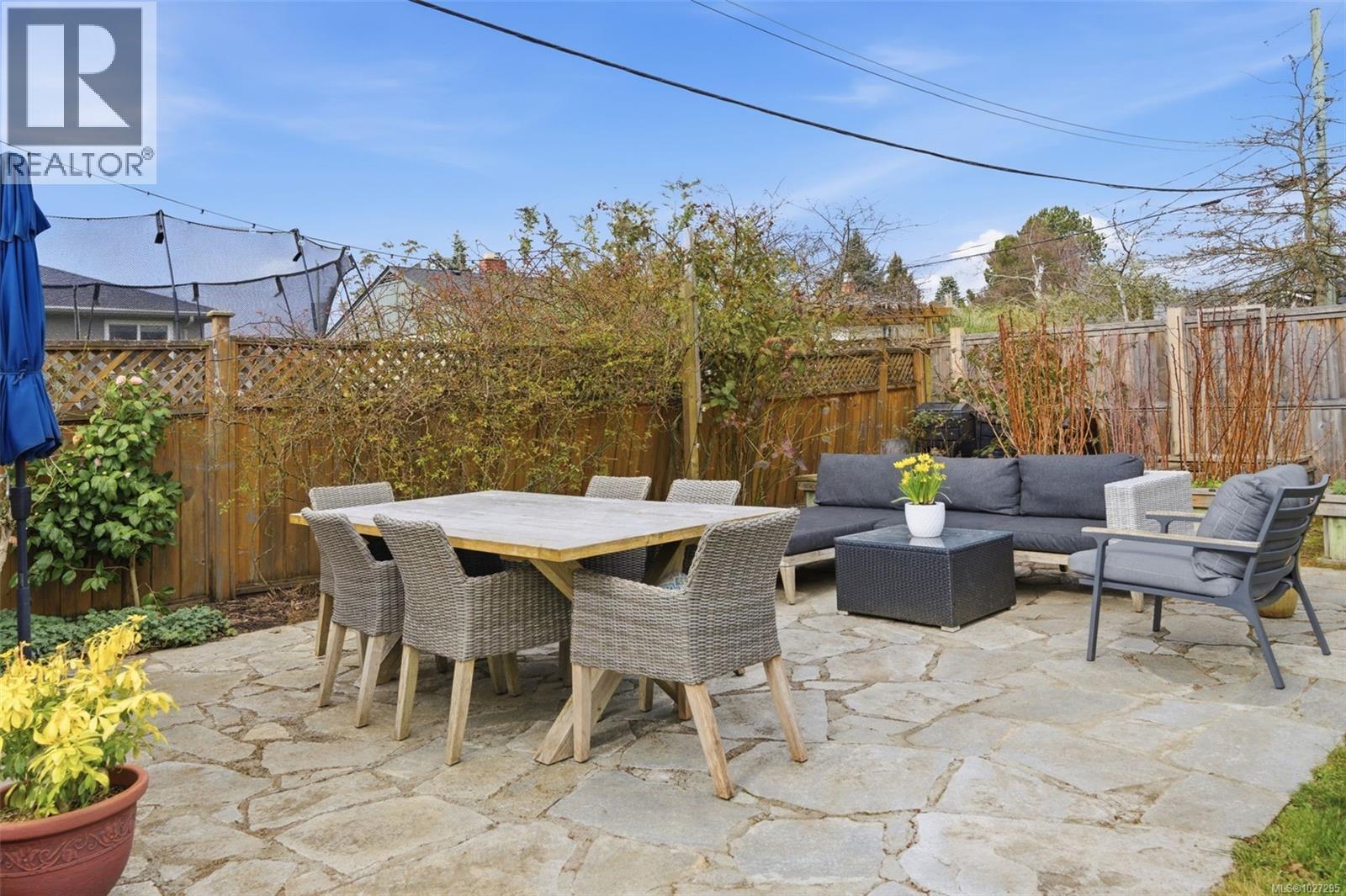  2450 Cadboro Bay Road, Oak Bay