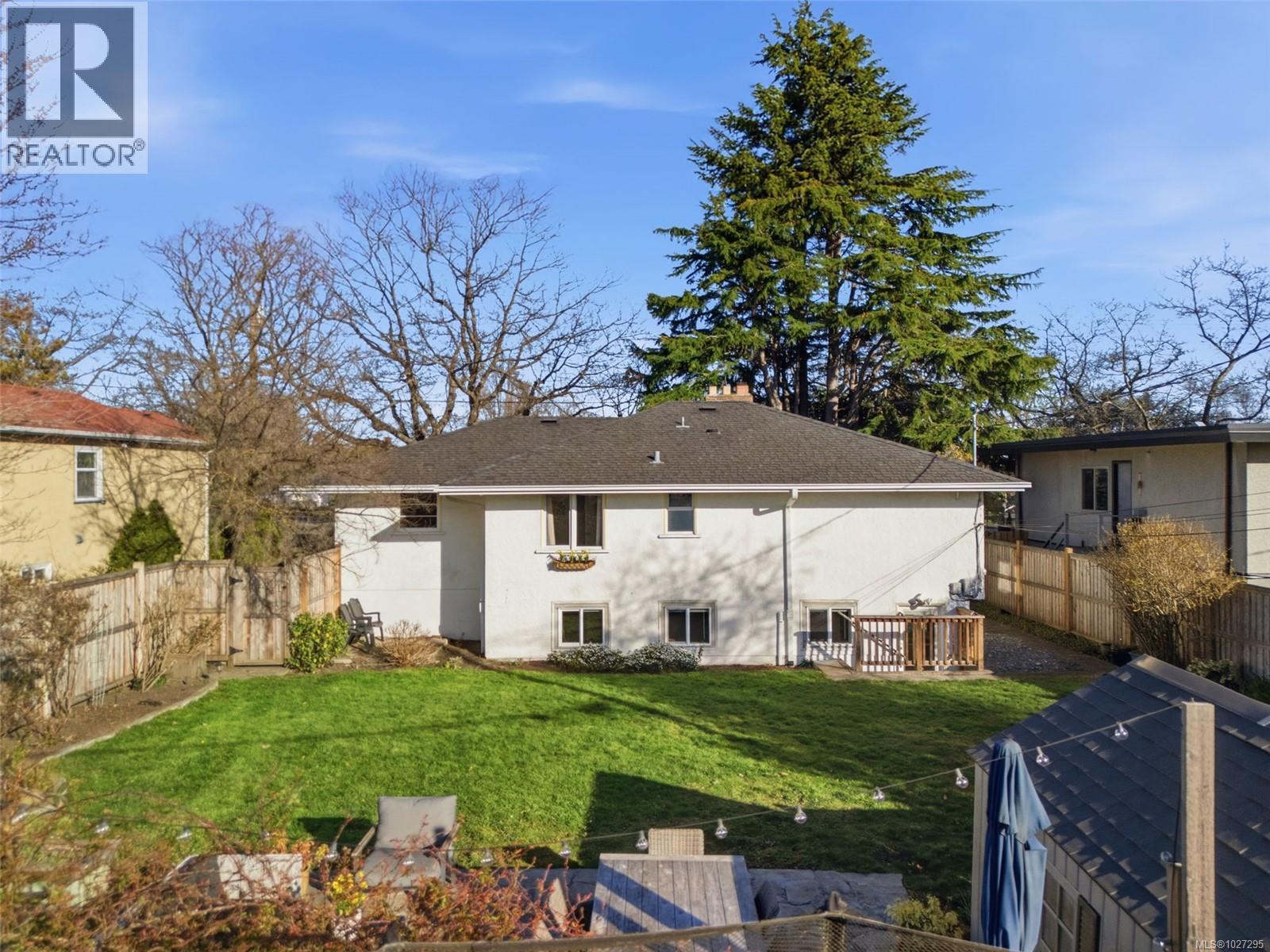  2450 Cadboro Bay Road, Oak Bay