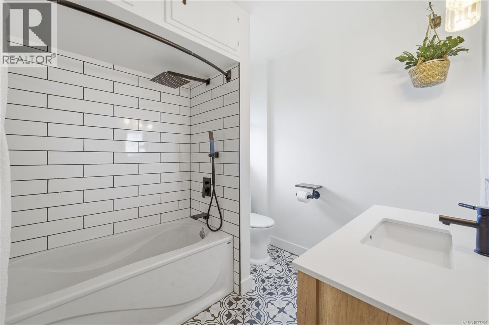  2450 Cadboro Bay Road, Oak Bay