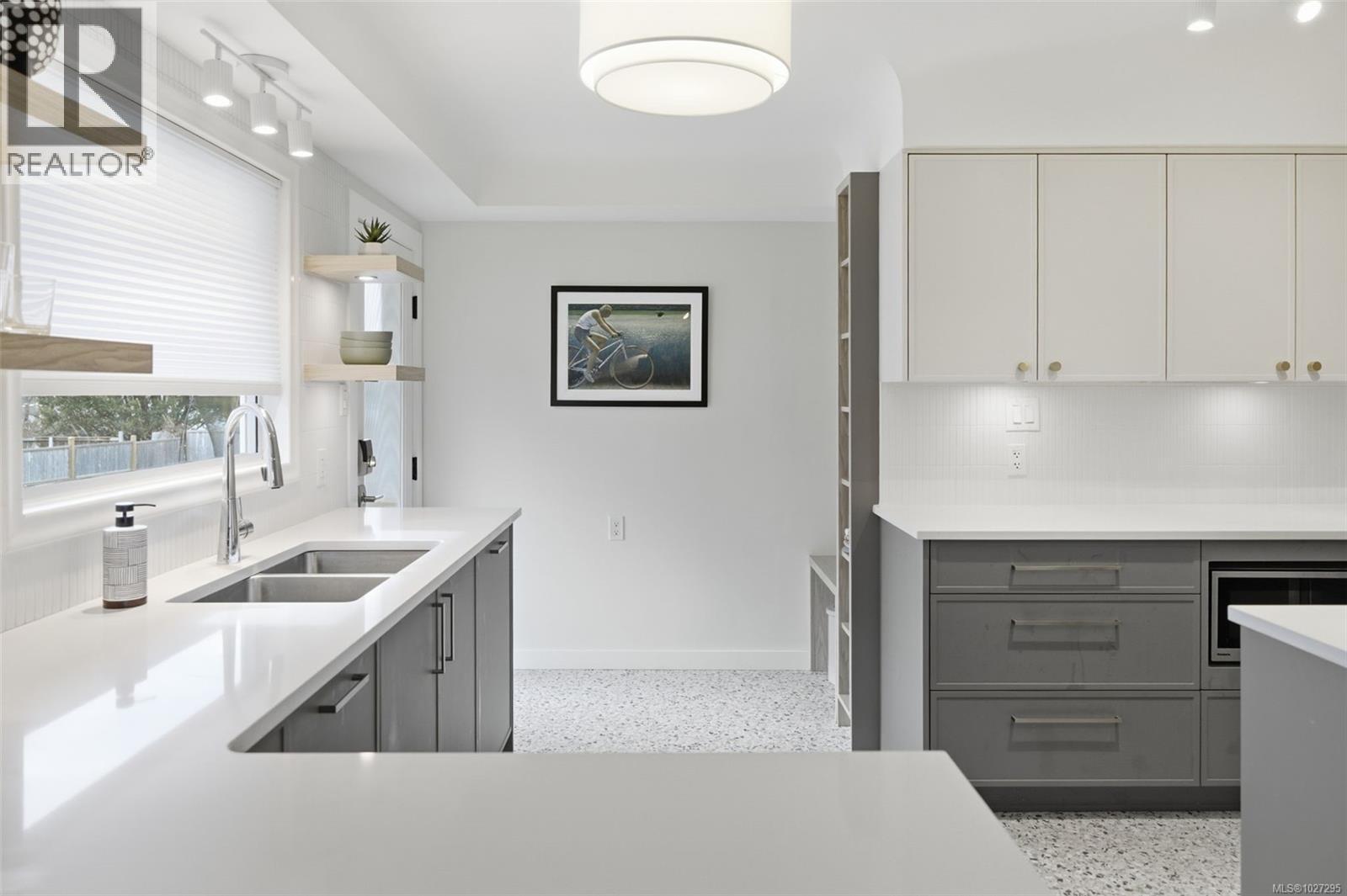  2450 Cadboro Bay Road, Oak Bay