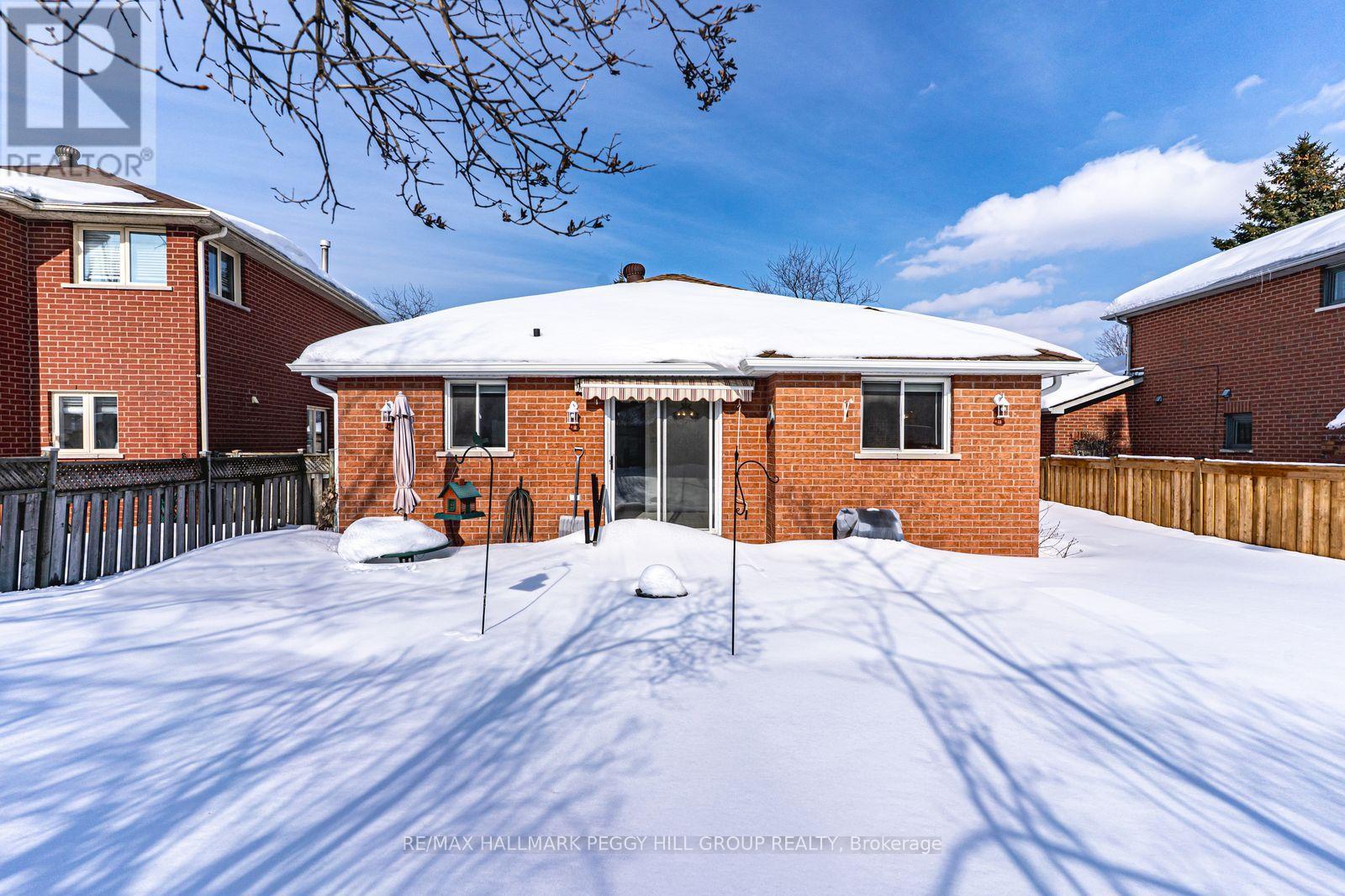 Single Family House Bungalow for Sale in  CUNDLES ROAD W Barrie (Northwest) 
