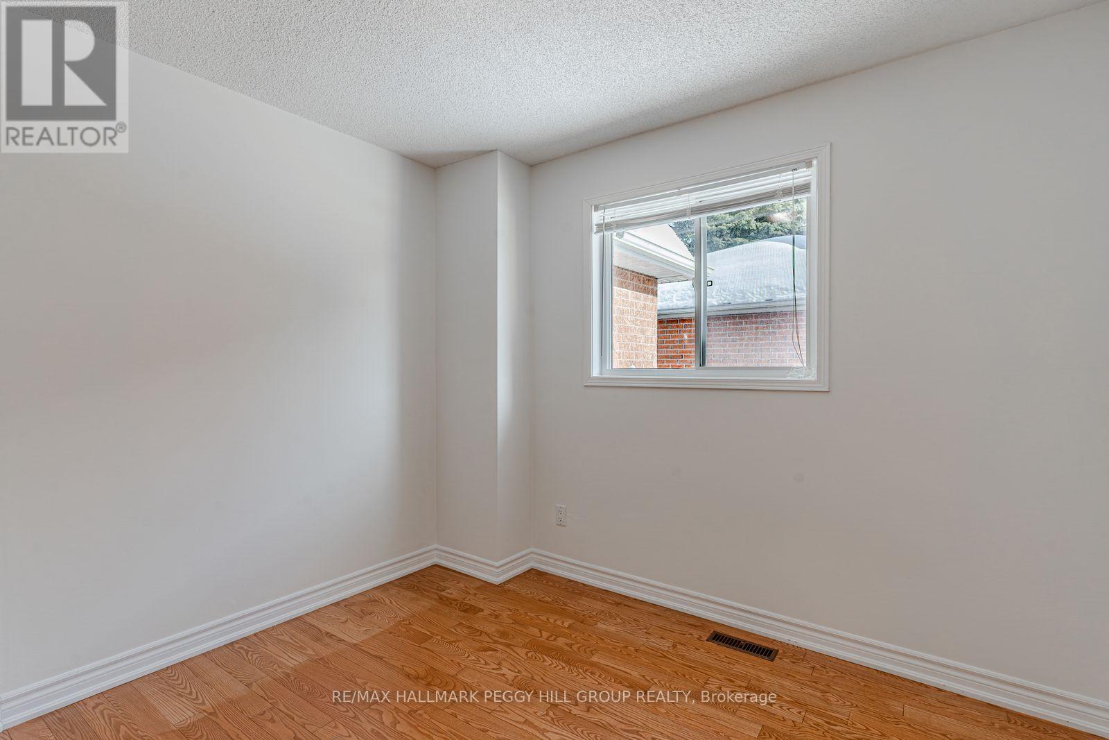 Single Family House Bungalow for Sale in  CUNDLES ROAD W Barrie (Northwest) 