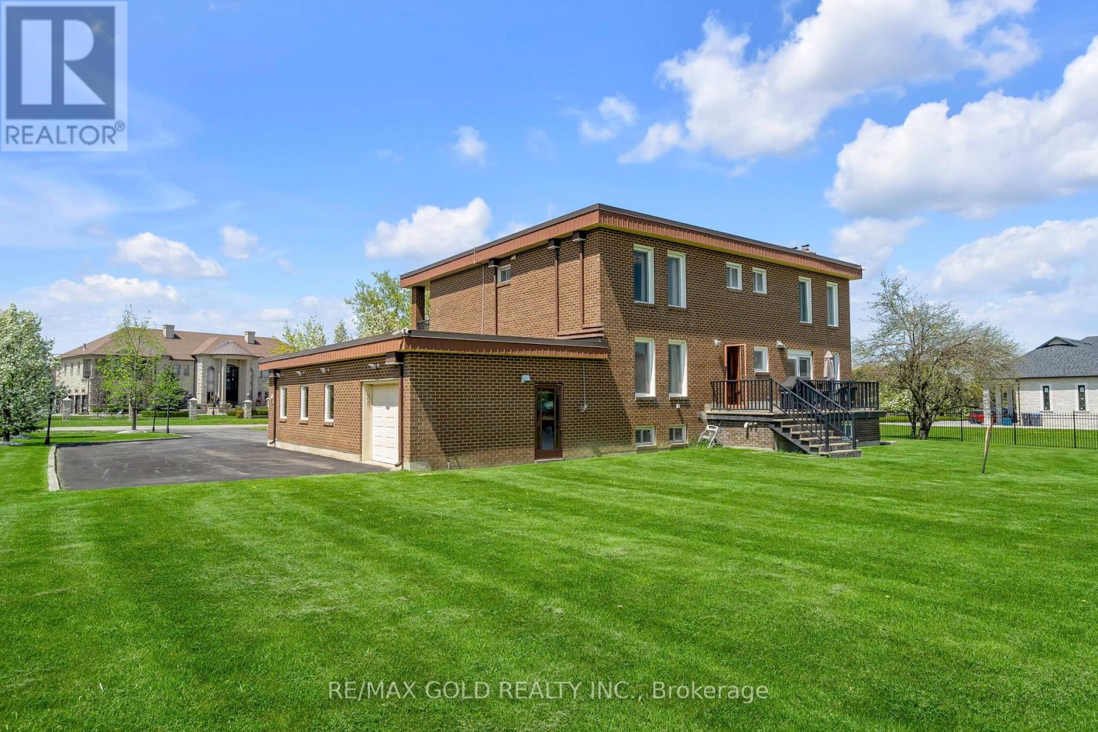 22 TORTOISE COURT, Brampton (Vales of Castlemore), Ontario