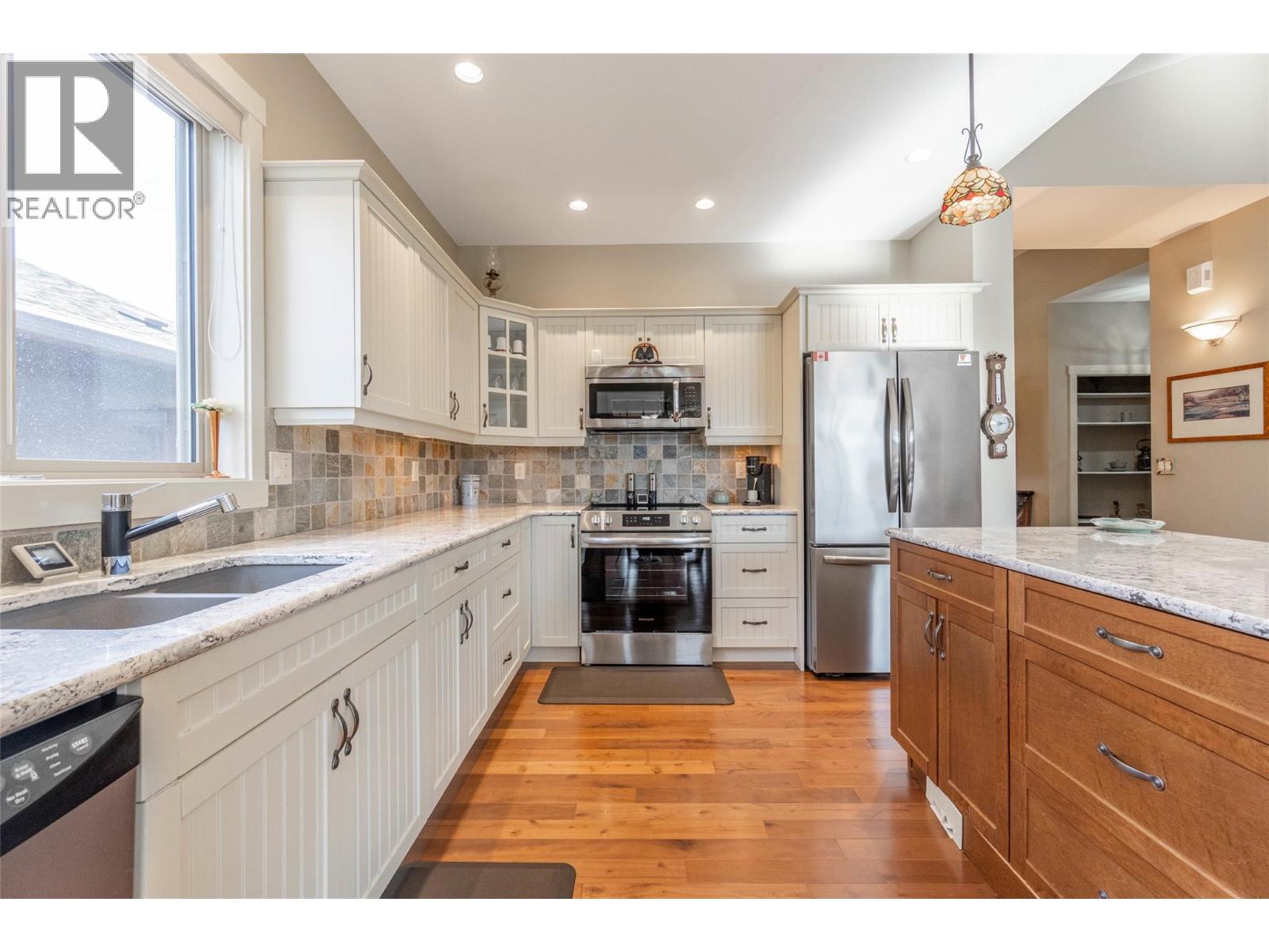 6833 MEADOWS Drive Unit# 28, Oliver