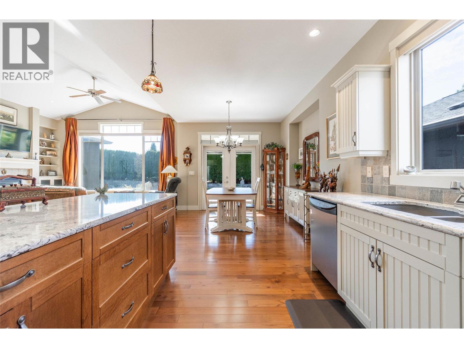 6833 MEADOWS Drive Unit# 28, Oliver