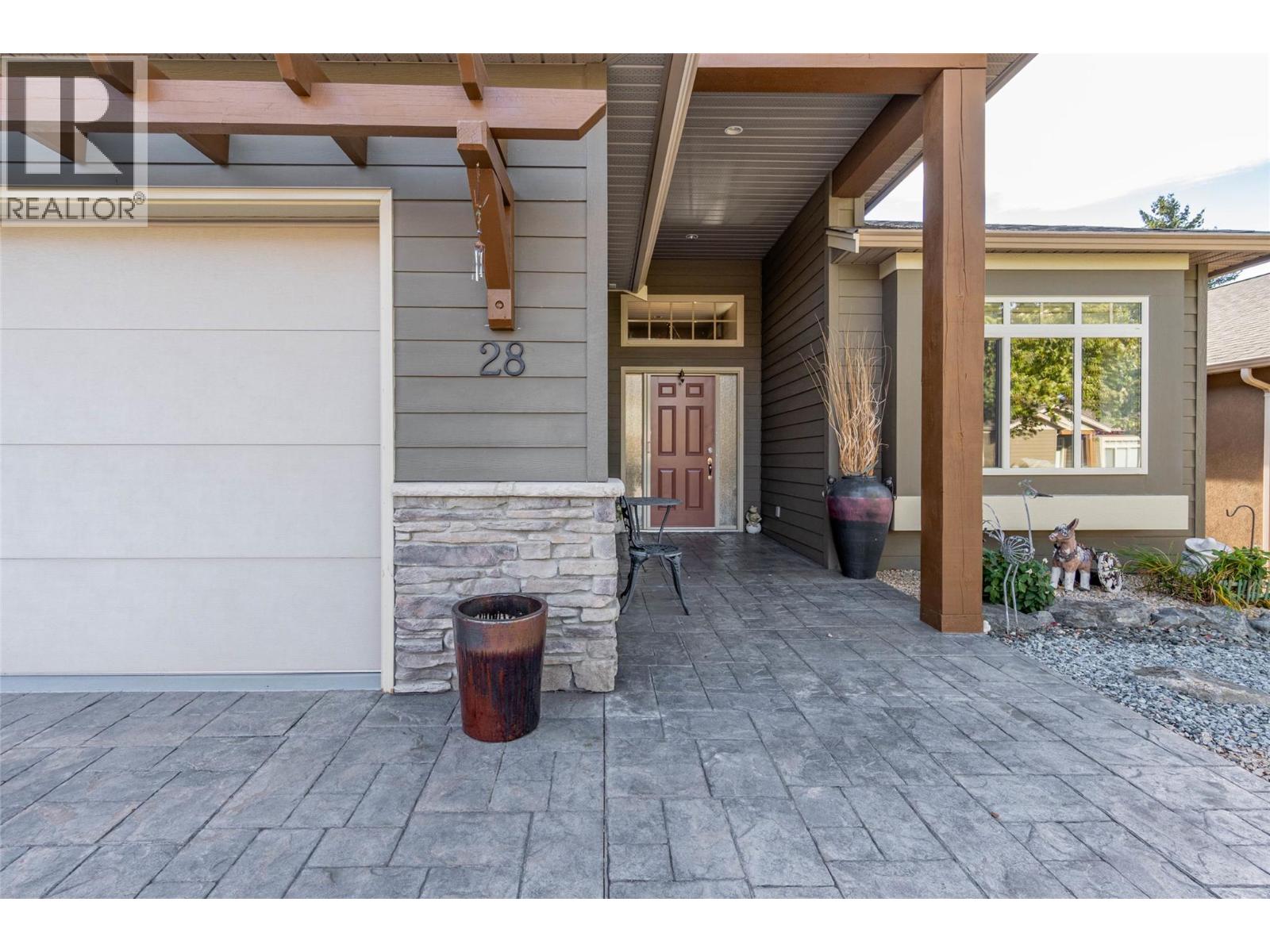 6833 MEADOWS Drive Unit# 28, Oliver