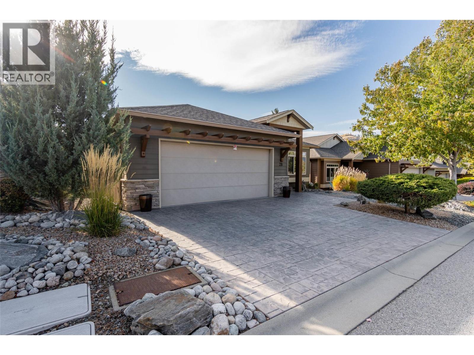 6833 MEADOWS Drive Unit# 28, Oliver